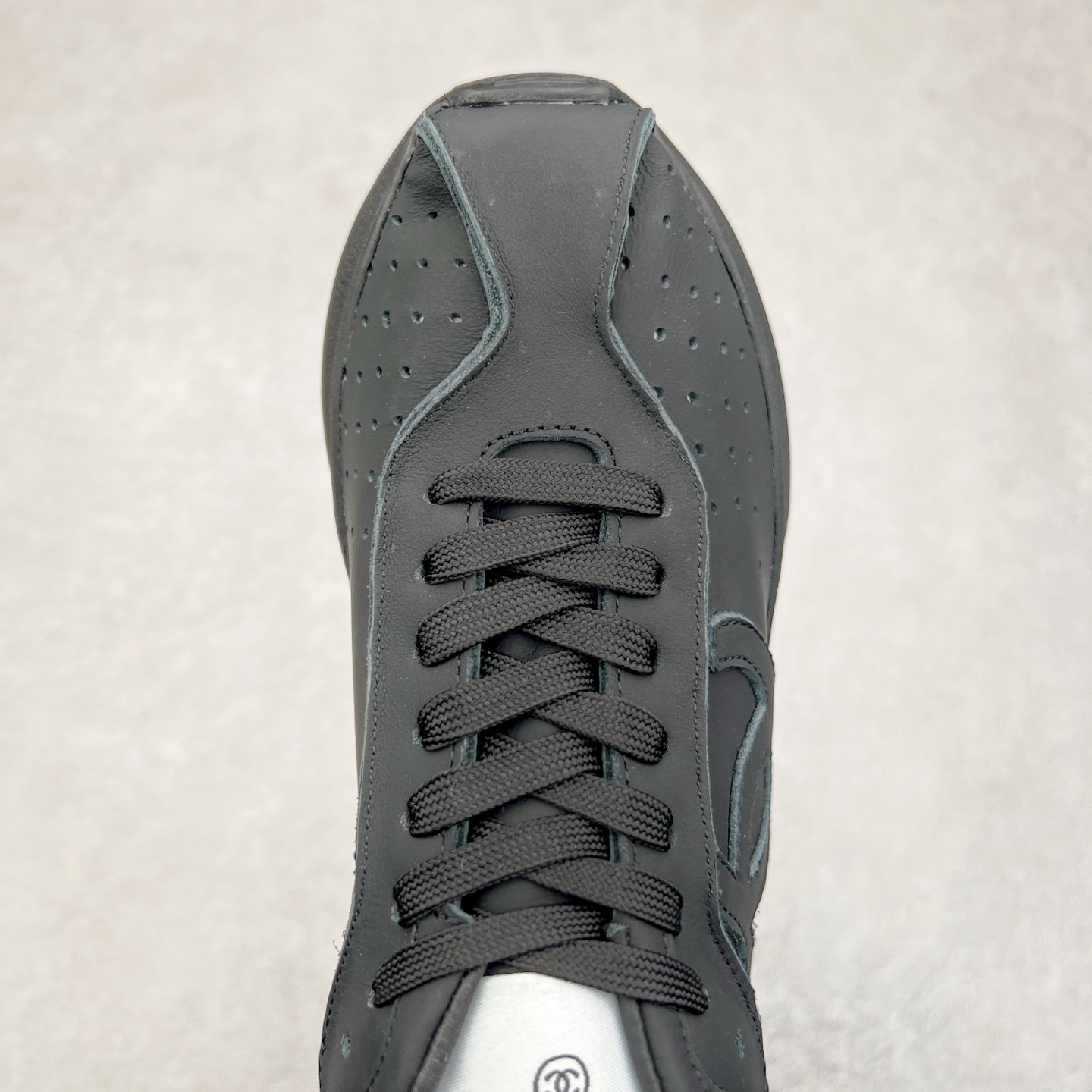 图片[4]-𝗖𝗛𝗔𝗡𝗟||香奈儿 小香𝟐𝟎𝟐𝟓C 德训鞋熊猫鞋 超软休闲增高 众多明星推荐上脚 【MAX纯原东莞大厂顶级品质】 ～出入𝐙𝐆无压力 超轻超软小白鞋～3.5cm超轻厚底～很q彈又軟～巨巨好穿～上脚超级轻便舒适～强烈的踩屎感～脚踩棉花糖一样～暴走两万步～不累脚～日常穿搭的完美选择 【独家𝐙𝐏一致对版材质】 ⇢鞋面：独家原版定制❶米白色无铬柔牛皮面 ❷定制贴摔纹牛皮灰白色牛层 ⇢内里：独家原版定制 ❶柔软米白色羊皮里 ❷柔软浅灰色羊皮里透气三明治网布 ⇢垫脚：独家原版定制吸汗莱卡布注塑eva脚床 ⇢大底：独家原版开发私摸双拼tpr大底 【底高：2.5cm左右】 懂货的自然懂～代购品质绝对完全不一样 ⇢𝐒𝐈𝐙𝐄：35、36、37、38、39、40 𝗖𝗛𝗔𝗡𝗟||香奈儿 小香𝟐𝟎𝟐𝟓C 德训鞋熊猫鞋 超软休闲增高 众多明星推荐上脚 【MAX纯原东莞大厂顶级品质】 ～出入𝐙𝐆无压力 超轻超软小白鞋～3.5cm超轻厚底～很q彈又軟～巨巨好穿～上脚超级轻便舒适～强烈的踩屎感～脚踩棉花糖一样～暴走两万步～不累脚～日常穿搭的完美选择 【独家𝐙𝐏一致对版材质】 ⇢鞋面：独家原版定制❶米白色无铬柔牛皮面 ❷定制贴摔纹牛皮灰白色牛层 ⇢内里：独家原版定制 ❶柔软米白色羊皮里 ❷柔软浅灰色羊皮里透气三明治网布 ⇢垫脚：独家原版定制吸汗莱卡布注塑eva脚床 ⇢大底：独家原版开发私摸双拼tpr大底 【底高：2.5cm左右】 懂货的自然懂～代购品质绝对完全不一样 ⇢𝐒𝐈𝐙𝐄：35、36、37、38、39、40-选品中心