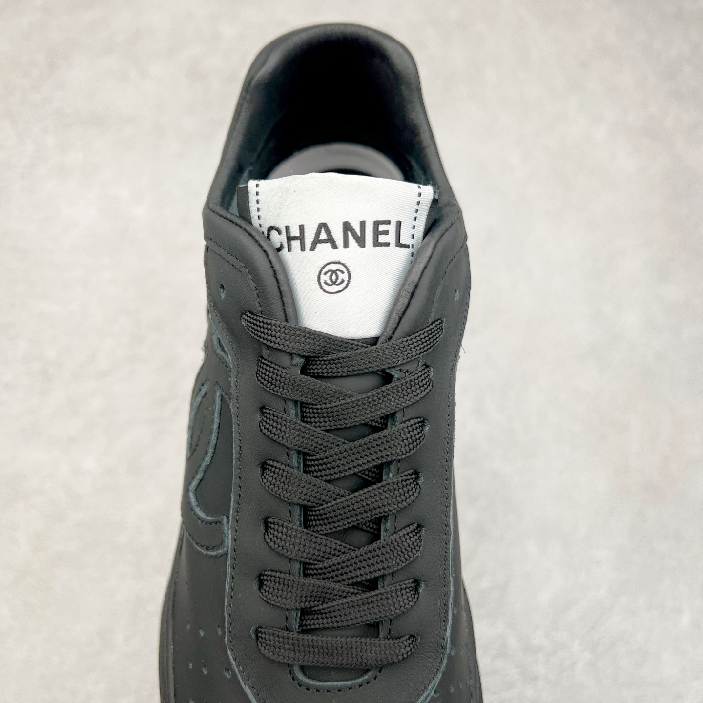 图片[5]-𝗖𝗛𝗔𝗡𝗟||香奈儿 小香𝟐𝟎𝟐𝟓C 德训鞋熊猫鞋 超软休闲增高 众多明星推荐上脚 【MAX纯原东莞大厂顶级品质】 ～出入𝐙𝐆无压力 超轻超软小白鞋～3.5cm超轻厚底～很q彈又軟～巨巨好穿～上脚超级轻便舒适～强烈的踩屎感～脚踩棉花糖一样～暴走两万步～不累脚～日常穿搭的完美选择 【独家𝐙𝐏一致对版材质】 ⇢鞋面：独家原版定制❶米白色无铬柔牛皮面 ❷定制贴摔纹牛皮灰白色牛层 ⇢内里：独家原版定制 ❶柔软米白色羊皮里 ❷柔软浅灰色羊皮里透气三明治网布 ⇢垫脚：独家原版定制吸汗莱卡布注塑eva脚床 ⇢大底：独家原版开发私摸双拼tpr大底 【底高：2.5cm左右】 懂货的自然懂～代购品质绝对完全不一样 ⇢𝐒𝐈𝐙𝐄：35、36、37、38、39、40 𝗖𝗛𝗔𝗡𝗟||香奈儿 小香𝟐𝟎𝟐𝟓C 德训鞋熊猫鞋 超软休闲增高 众多明星推荐上脚 【MAX纯原东莞大厂顶级品质】 ～出入𝐙𝐆无压力 超轻超软小白鞋～3.5cm超轻厚底～很q彈又軟～巨巨好穿～上脚超级轻便舒适～强烈的踩屎感～脚踩棉花糖一样～暴走两万步～不累脚～日常穿搭的完美选择 【独家𝐙𝐏一致对版材质】 ⇢鞋面：独家原版定制❶米白色无铬柔牛皮面 ❷定制贴摔纹牛皮灰白色牛层 ⇢内里：独家原版定制 ❶柔软米白色羊皮里 ❷柔软浅灰色羊皮里透气三明治网布 ⇢垫脚：独家原版定制吸汗莱卡布注塑eva脚床 ⇢大底：独家原版开发私摸双拼tpr大底 【底高：2.5cm左右】 懂货的自然懂～代购品质绝对完全不一样 ⇢𝐒𝐈𝐙𝐄：35、36、37、38、39、40-选品中心