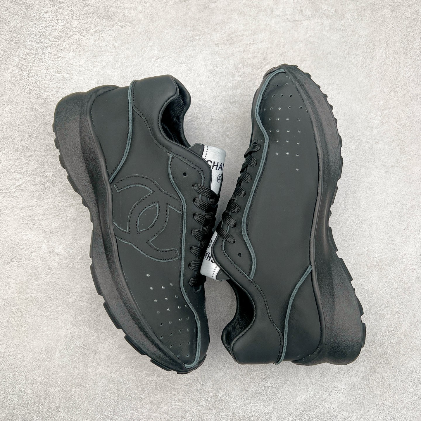 图片[3]-𝗖𝗛𝗔𝗡𝗟||香奈儿 小香𝟐𝟎𝟐𝟓C 德训鞋熊猫鞋 超软休闲增高 众多明星推荐上脚 【MAX纯原东莞大厂顶级品质】 ～出入𝐙𝐆无压力 超轻超软小白鞋～3.5cm超轻厚底～很q彈又軟～巨巨好穿～上脚超级轻便舒适～强烈的踩屎感～脚踩棉花糖一样～暴走两万步～不累脚～日常穿搭的完美选择 【独家𝐙𝐏一致对版材质】 ⇢鞋面：独家原版定制❶米白色无铬柔牛皮面 ❷定制贴摔纹牛皮灰白色牛层 ⇢内里：独家原版定制 ❶柔软米白色羊皮里 ❷柔软浅灰色羊皮里透气三明治网布 ⇢垫脚：独家原版定制吸汗莱卡布注塑eva脚床 ⇢大底：独家原版开发私摸双拼tpr大底 【底高：2.5cm左右】 懂货的自然懂～代购品质绝对完全不一样 ⇢𝐒𝐈𝐙𝐄：35、36、37、38、39、40 𝗖𝗛𝗔𝗡𝗟||香奈儿 小香𝟐𝟎𝟐𝟓C 德训鞋熊猫鞋 超软休闲增高 众多明星推荐上脚 【MAX纯原东莞大厂顶级品质】 ～出入𝐙𝐆无压力 超轻超软小白鞋～3.5cm超轻厚底～很q彈又軟～巨巨好穿～上脚超级轻便舒适～强烈的踩屎感～脚踩棉花糖一样～暴走两万步～不累脚～日常穿搭的完美选择 【独家𝐙𝐏一致对版材质】 ⇢鞋面：独家原版定制❶米白色无铬柔牛皮面 ❷定制贴摔纹牛皮灰白色牛层 ⇢内里：独家原版定制 ❶柔软米白色羊皮里 ❷柔软浅灰色羊皮里透气三明治网布 ⇢垫脚：独家原版定制吸汗莱卡布注塑eva脚床 ⇢大底：独家原版开发私摸双拼tpr大底 【底高：2.5cm左右】 懂货的自然懂～代购品质绝对完全不一样 ⇢𝐒𝐈𝐙𝐄：35、36、37、38、39、40-选品中心