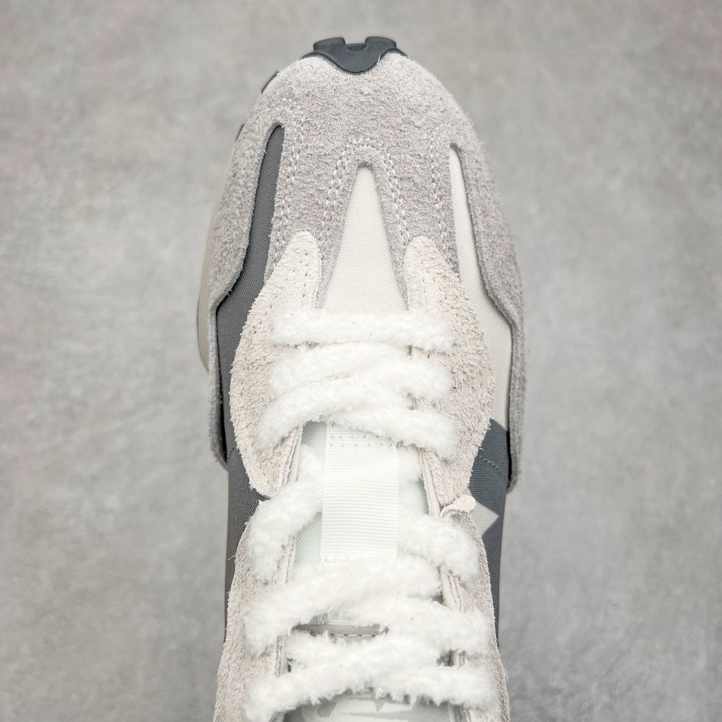 图片[4]-New Balance MS327 NB新百伦系列复古休闲运动慢跑鞋 #以更纯粹的复古风格设计打造的全新造型 侧身还以解构设计 将 N 字标志以做旧压花样式呈现 样式别具新意 而麂皮、冲孔皮革的塑造 则呈现出高级怀旧气质 也让鞋款在奢华时装风格与运动氛围之间达到了平衡 鞋身采用尼龙及猪巴革麂皮物料拼接构成 中底高弹PU材质及满丁防滑橡胶外底 尺码：36 37 37.5 38 38.5 39.5 40 40.5 41.5 42 42.5 43 44 45-选品中心