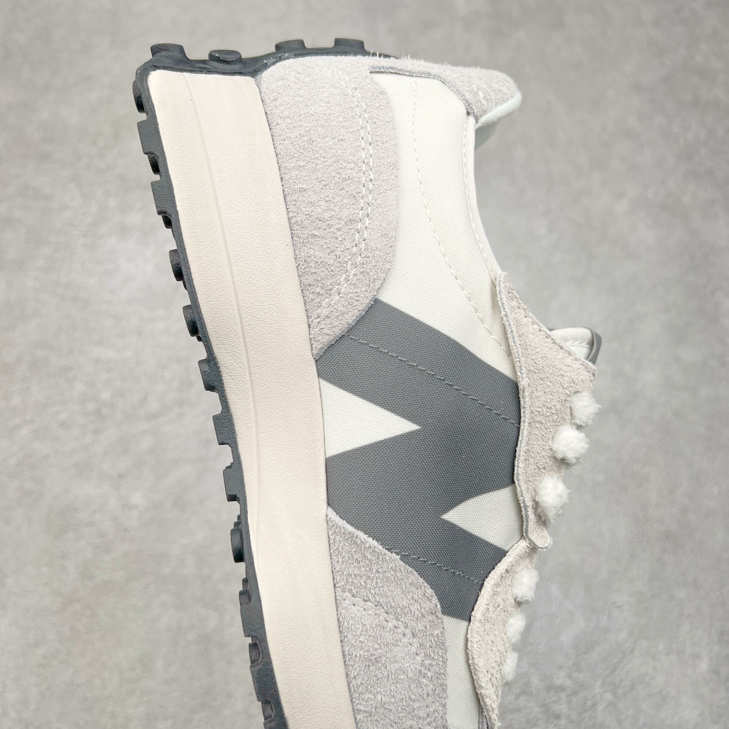 图片[6]-New Balance MS327 NB新百伦系列复古休闲运动慢跑鞋 #以更纯粹的复古风格设计打造的全新造型 侧身还以解构设计 将 N 字标志以做旧压花样式呈现 样式别具新意 而麂皮、冲孔皮革的塑造 则呈现出高级怀旧气质 也让鞋款在奢华时装风格与运动氛围之间达到了平衡 鞋身采用尼龙及猪巴革麂皮物料拼接构成 中底高弹PU材质及满丁防滑橡胶外底 尺码：36 37 37.5 38 38.5 39.5 40 40.5 41.5 42 42.5 43 44 45-选品中心