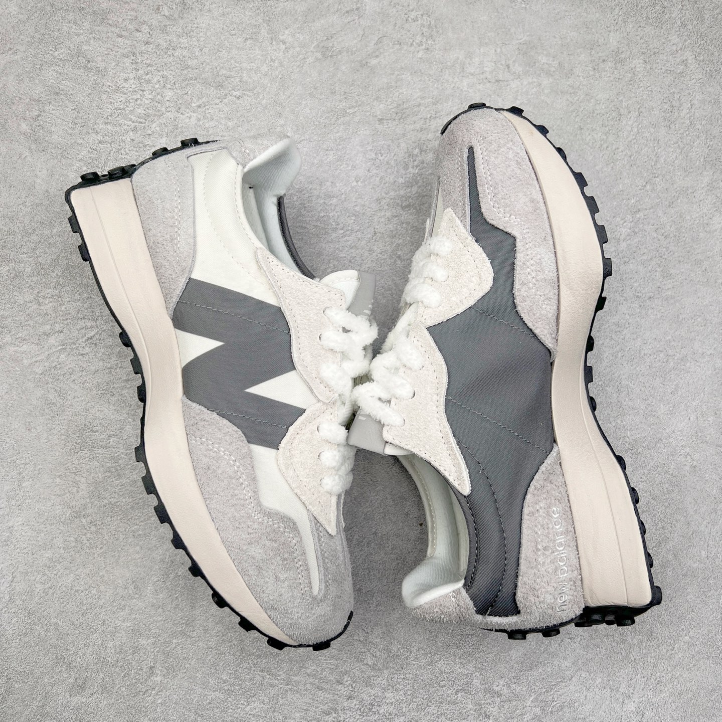 图片[3]-New Balance MS327 NB新百伦系列复古休闲运动慢跑鞋 #以更纯粹的复古风格设计打造的全新造型 侧身还以解构设计 将 N 字标志以做旧压花样式呈现 样式别具新意 而麂皮、冲孔皮革的塑造 则呈现出高级怀旧气质 也让鞋款在奢华时装风格与运动氛围之间达到了平衡 鞋身采用尼龙及猪巴革麂皮物料拼接构成 中底高弹PU材质及满丁防滑橡胶外底 尺码：36 37 37.5 38 38.5 39.5 40 40.5 41.5 42 42.5 43 44 45-选品中心