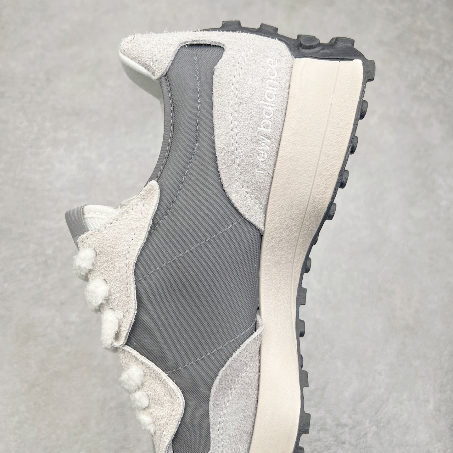 图片[7]-New Balance MS327 NB新百伦系列复古休闲运动慢跑鞋 #以更纯粹的复古风格设计打造的全新造型 侧身还以解构设计 将 N 字标志以做旧压花样式呈现 样式别具新意 而麂皮、冲孔皮革的塑造 则呈现出高级怀旧气质 也让鞋款在奢华时装风格与运动氛围之间达到了平衡 鞋身采用尼龙及猪巴革麂皮物料拼接构成 中底高弹PU材质及满丁防滑橡胶外底 尺码：36 37 37.5 38 38.5 39.5 40 40.5 41.5 42 42.5 43 44 45-选品中心