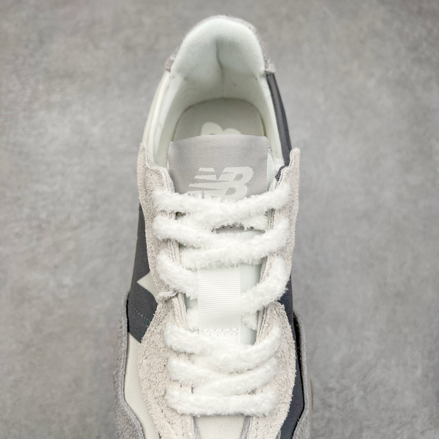 图片[5]-New Balance MS327 NB新百伦系列复古休闲运动慢跑鞋 #以更纯粹的复古风格设计打造的全新造型 侧身还以解构设计 将 N 字标志以做旧压花样式呈现 样式别具新意 而麂皮、冲孔皮革的塑造 则呈现出高级怀旧气质 也让鞋款在奢华时装风格与运动氛围之间达到了平衡 鞋身采用尼龙及猪巴革麂皮物料拼接构成 中底高弹PU材质及满丁防滑橡胶外底 尺码：36 37 37.5 38 38.5 39.5 40 40.5 41.5 42 42.5 43 44 45-选品中心