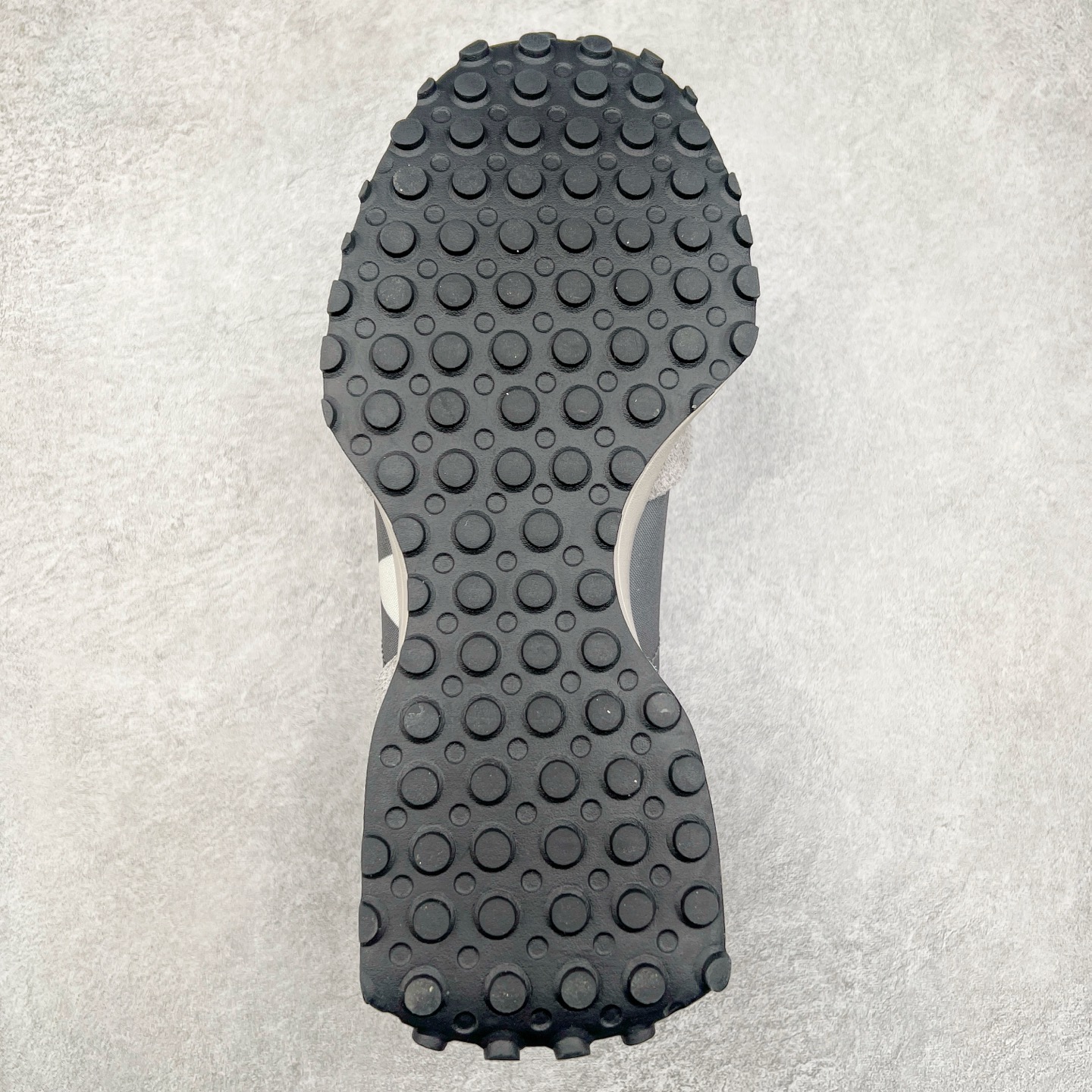 图片[9]-New Balance MS327 NB新百伦系列复古休闲运动慢跑鞋 #以更纯粹的复古风格设计打造的全新造型 侧身还以解构设计 将 N 字标志以做旧压花样式呈现 样式别具新意 而麂皮、冲孔皮革的塑造 则呈现出高级怀旧气质 也让鞋款在奢华时装风格与运动氛围之间达到了平衡 鞋身采用尼龙及猪巴革麂皮物料拼接构成 中底高弹PU材质及满丁防滑橡胶外底 尺码：36 37 37.5 38 38.5 39.5 40 40.5 41.5 42 42.5 43 44 45-选品中心