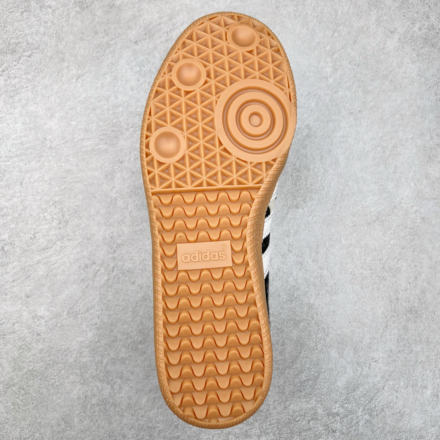 图片[9]-AD Original Samba OG 复古经典轻便板鞋 JR1256 这款桑巴鞋展示了高质量的工艺 带有装饰的超锁缝制和无缝的手感 柔软、柔软的皮革造型和标志性的3条纹完成了精致的外观 正规合身鞋带 鞋面上有绒面鞋垫 橡胶鞋底 享受正畸套筒软感 自50年代首次亮相以来就一直在赢得粉丝的青睐 尺码：36 36.5 37.5 38 38.5 39 40 40.5 41 42 42.5 43 44 44.5 45-选品中心