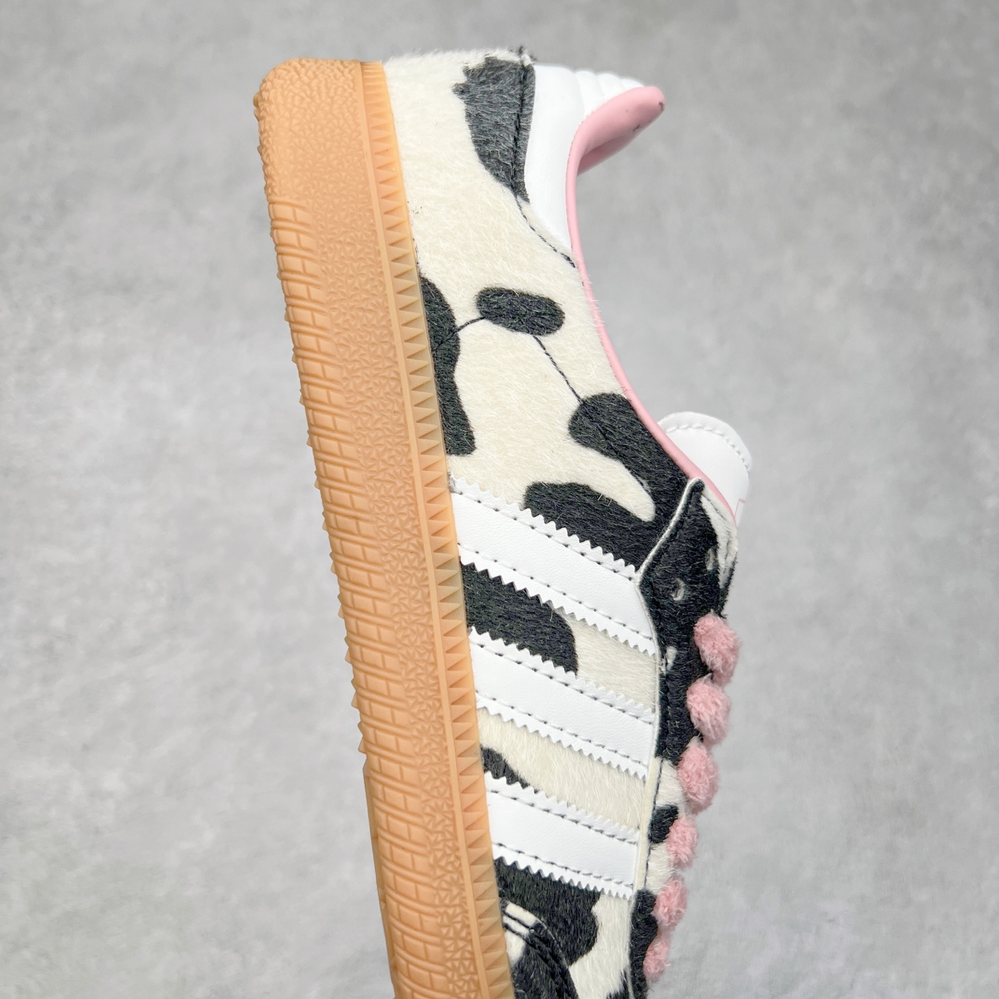 图片[6]-AD Original Samba OG 复古经典轻便板鞋 JR1256 这款桑巴鞋展示了高质量的工艺 带有装饰的超锁缝制和无缝的手感 柔软、柔软的皮革造型和标志性的3条纹完成了精致的外观 正规合身鞋带 鞋面上有绒面鞋垫 橡胶鞋底 享受正畸套筒软感 自50年代首次亮相以来就一直在赢得粉丝的青睐 尺码：36 36.5 37.5 38 38.5 39 40 40.5 41 42 42.5 43 44 44.5 45-选品中心