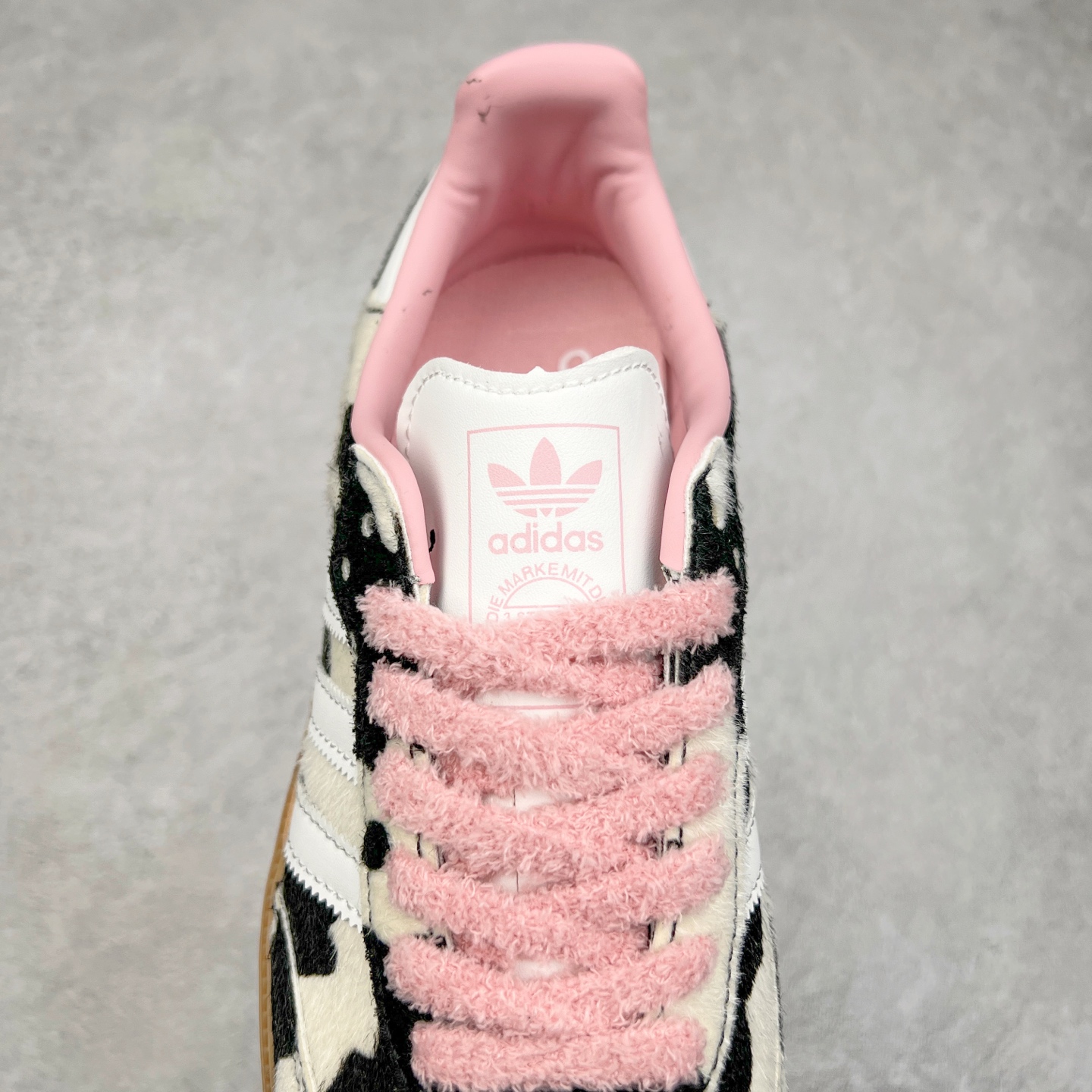 图片[5]-AD Original Samba OG 复古经典轻便板鞋 JR1256 这款桑巴鞋展示了高质量的工艺 带有装饰的超锁缝制和无缝的手感 柔软、柔软的皮革造型和标志性的3条纹完成了精致的外观 正规合身鞋带 鞋面上有绒面鞋垫 橡胶鞋底 享受正畸套筒软感 自50年代首次亮相以来就一直在赢得粉丝的青睐 尺码：36 36.5 37.5 38 38.5 39 40 40.5 41 42 42.5 43 44 44.5 45-选品中心