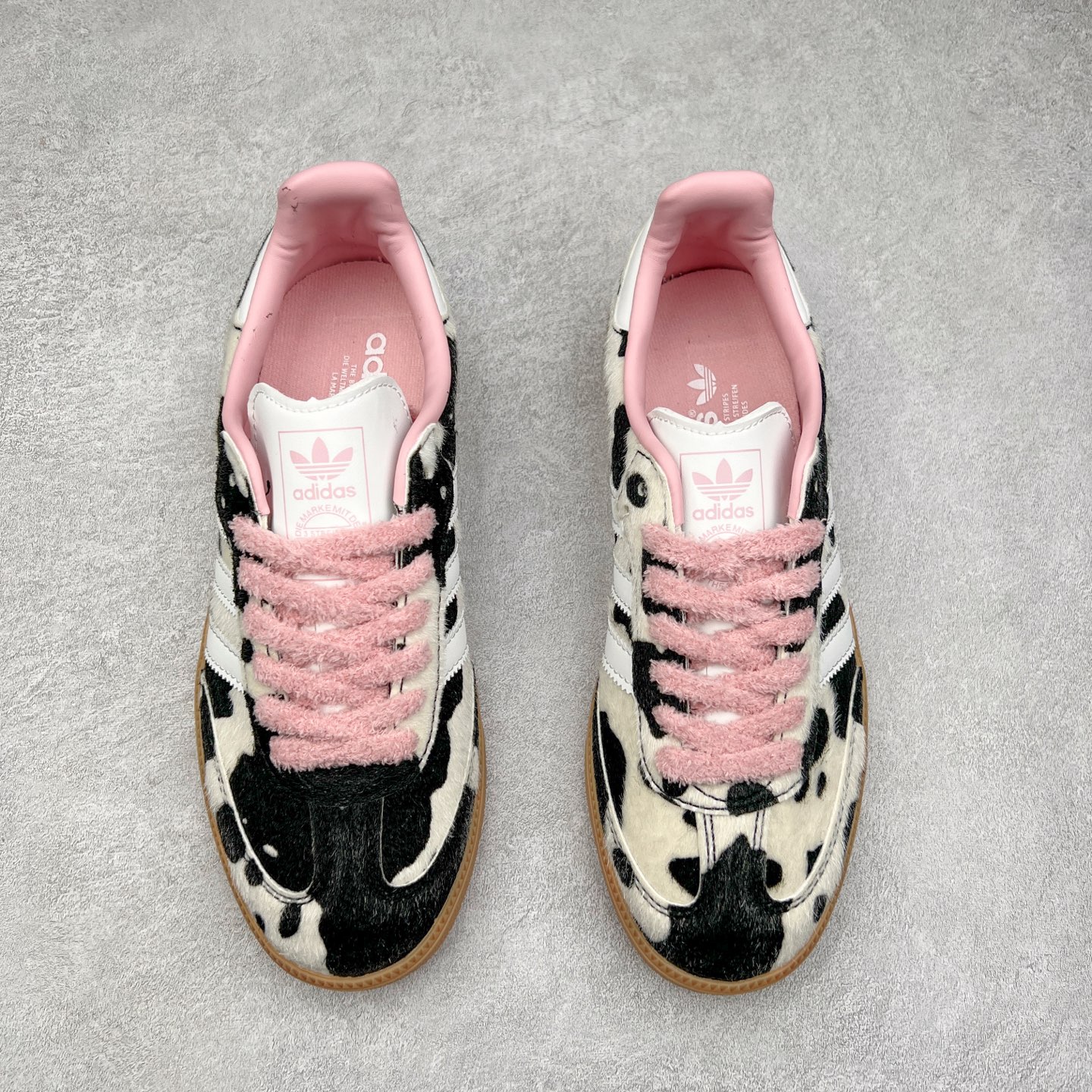 图片[2]-AD Original Samba OG 复古经典轻便板鞋 JR1256 这款桑巴鞋展示了高质量的工艺 带有装饰的超锁缝制和无缝的手感 柔软、柔软的皮革造型和标志性的3条纹完成了精致的外观 正规合身鞋带 鞋面上有绒面鞋垫 橡胶鞋底 享受正畸套筒软感 自50年代首次亮相以来就一直在赢得粉丝的青睐 尺码：36 36.5 37.5 38 38.5 39 40 40.5 41 42 42.5 43 44 44.5 45-选品中心