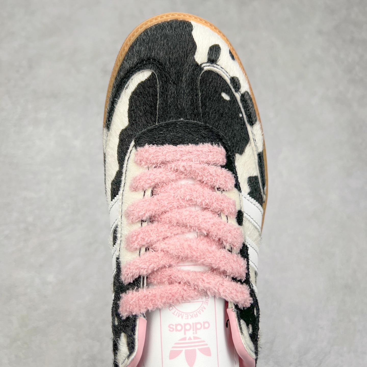 图片[4]-AD Original Samba OG 复古经典轻便板鞋 JR1256 这款桑巴鞋展示了高质量的工艺 带有装饰的超锁缝制和无缝的手感 柔软、柔软的皮革造型和标志性的3条纹完成了精致的外观 正规合身鞋带 鞋面上有绒面鞋垫 橡胶鞋底 享受正畸套筒软感 自50年代首次亮相以来就一直在赢得粉丝的青睐 尺码：36 36.5 37.5 38 38.5 39 40 40.5 41 42 42.5 43 44 44.5 45-选品中心