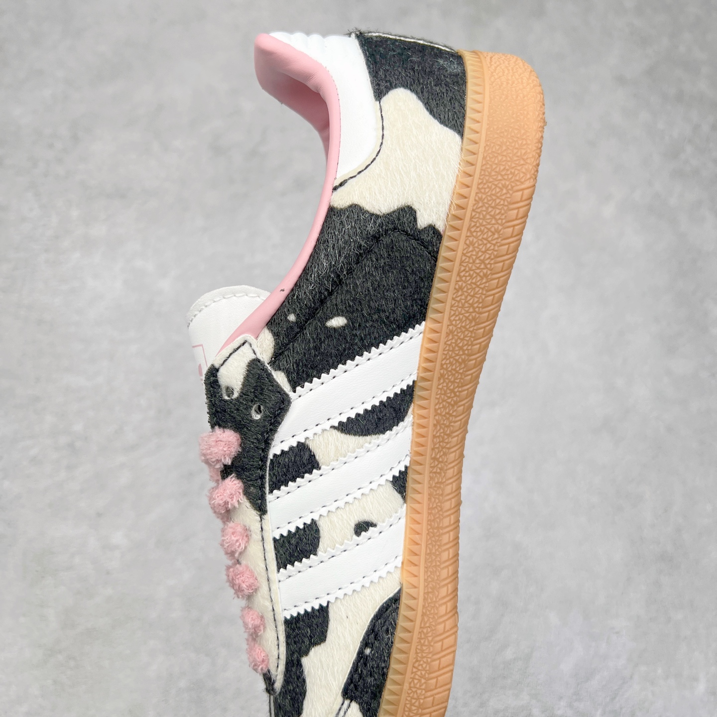 图片[7]-AD Original Samba OG 复古经典轻便板鞋 JR1256 这款桑巴鞋展示了高质量的工艺 带有装饰的超锁缝制和无缝的手感 柔软、柔软的皮革造型和标志性的3条纹完成了精致的外观 正规合身鞋带 鞋面上有绒面鞋垫 橡胶鞋底 享受正畸套筒软感 自50年代首次亮相以来就一直在赢得粉丝的青睐 尺码：36 36.5 37.5 38 38.5 39 40 40.5 41 42 42.5 43 44 44.5 45-选品中心