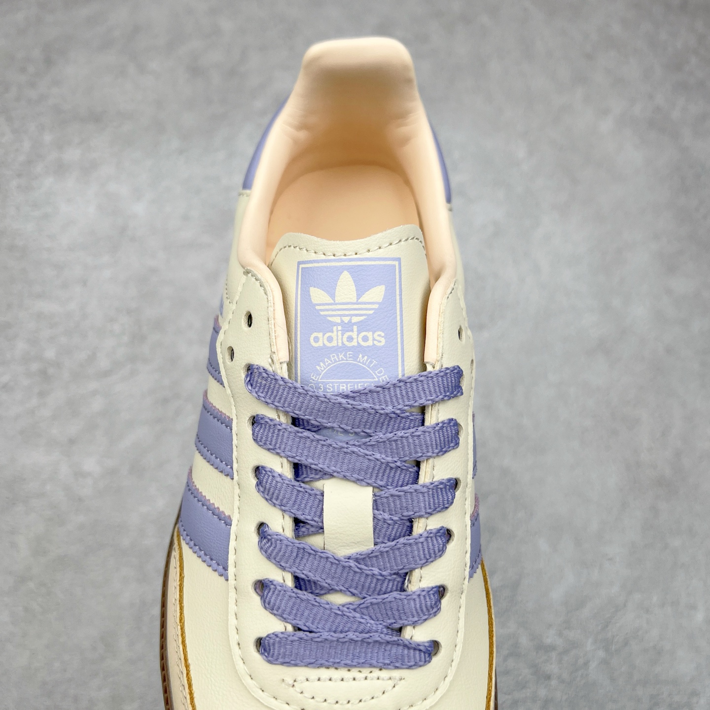 图片[5]-AD Original Samba OG 复古经典轻便板鞋 JI2678 这款桑巴鞋展示了高质量的工艺 带有装饰的超锁缝制和无缝的手感 柔软、柔软的皮革造型和标志性的3条纹完成了精致的外观 正规合身鞋带 鞋面上有绒面鞋垫 橡胶鞋底 享受正畸套筒软感 自50年代首次亮相以来就一直在赢得粉丝的青睐 尺码：36 36.5 37.5 38 38.5 39 40 40.5 41 42 42.5 43 44 44.5 45-选品中心