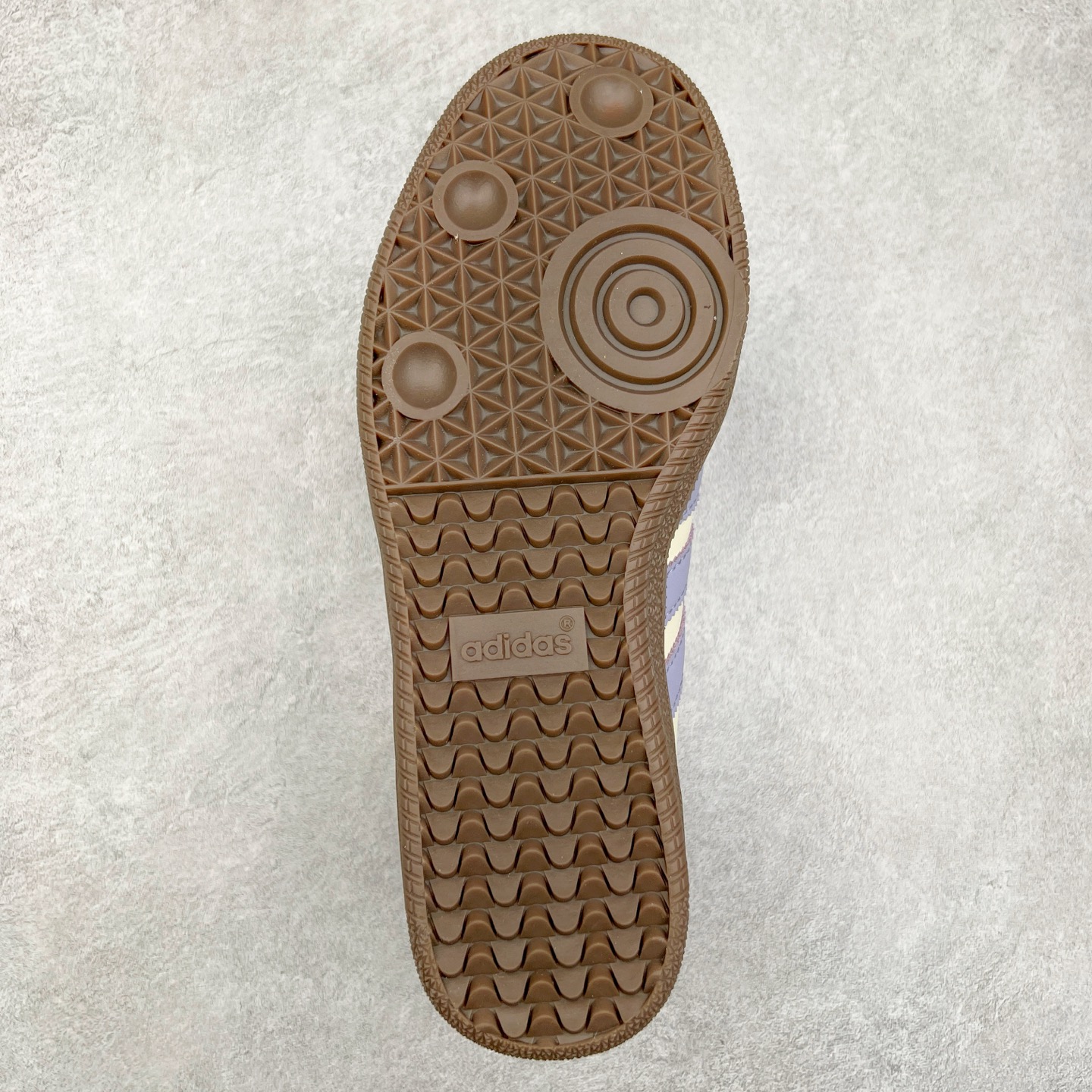 图片[9]-AD Original Samba OG 复古经典轻便板鞋 JI2678 这款桑巴鞋展示了高质量的工艺 带有装饰的超锁缝制和无缝的手感 柔软、柔软的皮革造型和标志性的3条纹完成了精致的外观 正规合身鞋带 鞋面上有绒面鞋垫 橡胶鞋底 享受正畸套筒软感 自50年代首次亮相以来就一直在赢得粉丝的青睐 尺码：36 36.5 37.5 38 38.5 39 40 40.5 41 42 42.5 43 44 44.5 45-选品中心