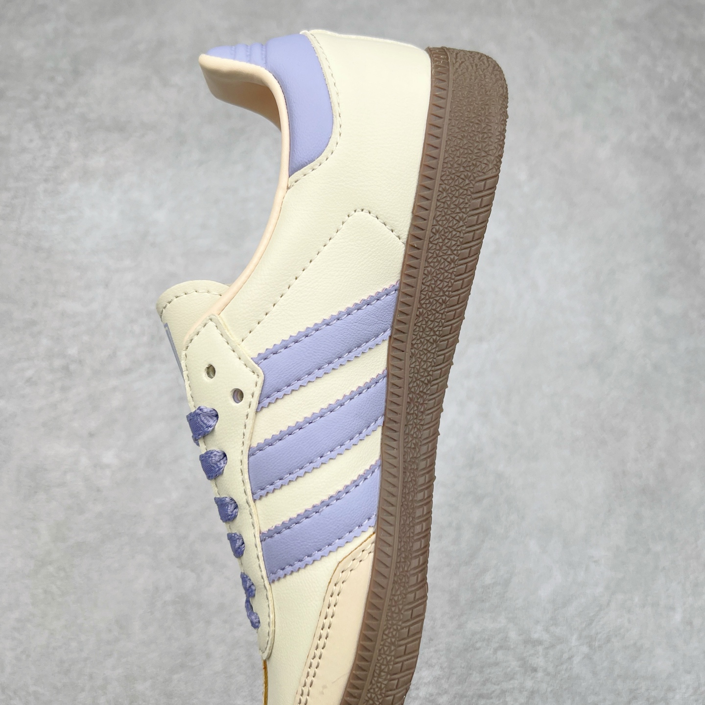 图片[7]-AD Original Samba OG 复古经典轻便板鞋 JI2678 这款桑巴鞋展示了高质量的工艺 带有装饰的超锁缝制和无缝的手感 柔软、柔软的皮革造型和标志性的3条纹完成了精致的外观 正规合身鞋带 鞋面上有绒面鞋垫 橡胶鞋底 享受正畸套筒软感 自50年代首次亮相以来就一直在赢得粉丝的青睐 尺码：36 36.5 37.5 38 38.5 39 40 40.5 41 42 42.5 43 44 44.5 45-选品中心