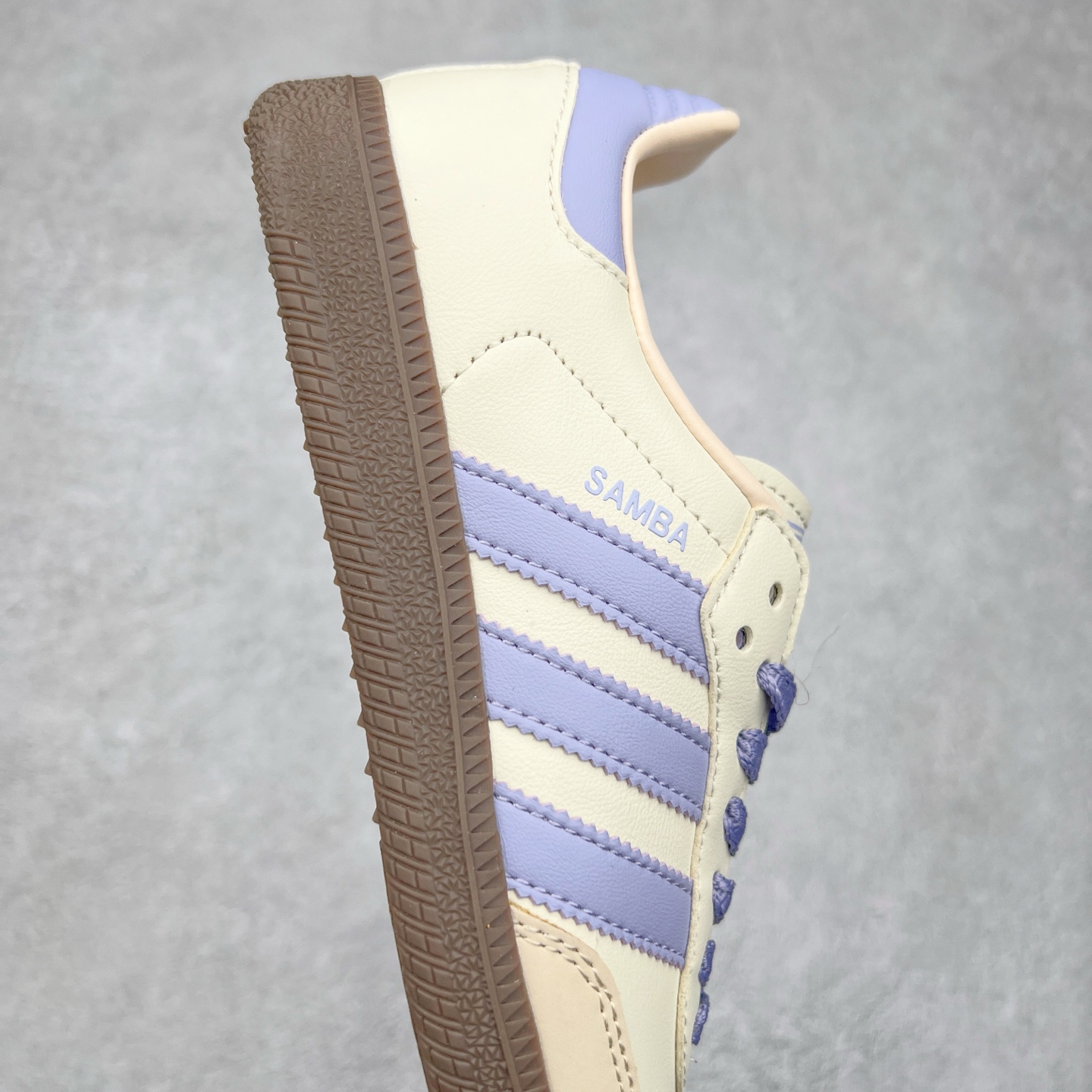 图片[6]-AD Original Samba OG 复古经典轻便板鞋 JI2678 这款桑巴鞋展示了高质量的工艺 带有装饰的超锁缝制和无缝的手感 柔软、柔软的皮革造型和标志性的3条纹完成了精致的外观 正规合身鞋带 鞋面上有绒面鞋垫 橡胶鞋底 享受正畸套筒软感 自50年代首次亮相以来就一直在赢得粉丝的青睐 尺码：36 36.5 37.5 38 38.5 39 40 40.5 41 42 42.5 43 44 44.5 45-选品中心