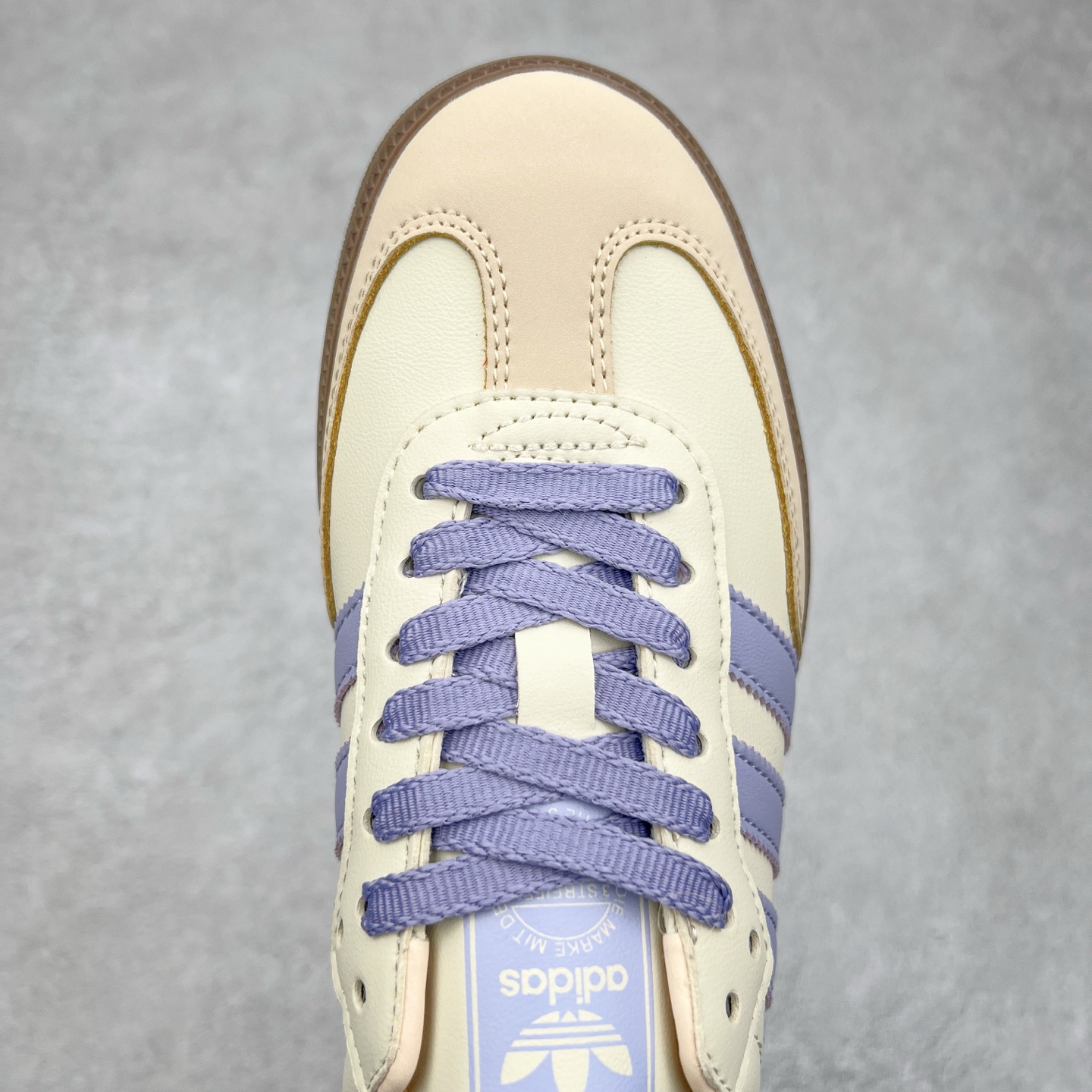 图片[4]-AD Original Samba OG 复古经典轻便板鞋 JI2678 这款桑巴鞋展示了高质量的工艺 带有装饰的超锁缝制和无缝的手感 柔软、柔软的皮革造型和标志性的3条纹完成了精致的外观 正规合身鞋带 鞋面上有绒面鞋垫 橡胶鞋底 享受正畸套筒软感 自50年代首次亮相以来就一直在赢得粉丝的青睐 尺码：36 36.5 37.5 38 38.5 39 40 40.5 41 42 42.5 43 44 44.5 45-选品中心