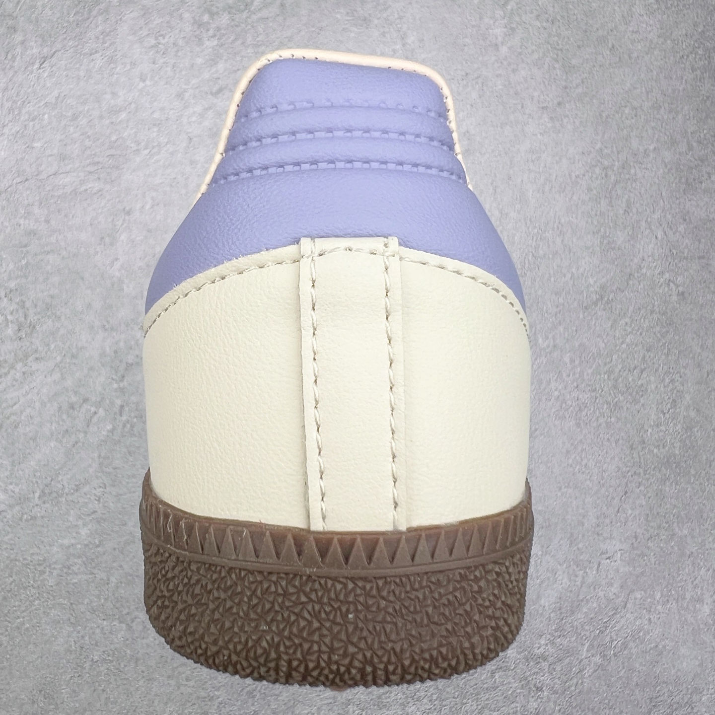 图片[8]-AD Original Samba OG 复古经典轻便板鞋 JI2678 这款桑巴鞋展示了高质量的工艺 带有装饰的超锁缝制和无缝的手感 柔软、柔软的皮革造型和标志性的3条纹完成了精致的外观 正规合身鞋带 鞋面上有绒面鞋垫 橡胶鞋底 享受正畸套筒软感 自50年代首次亮相以来就一直在赢得粉丝的青睐 尺码：36 36.5 37.5 38 38.5 39 40 40.5 41 42 42.5 43 44 44.5 45-选品中心