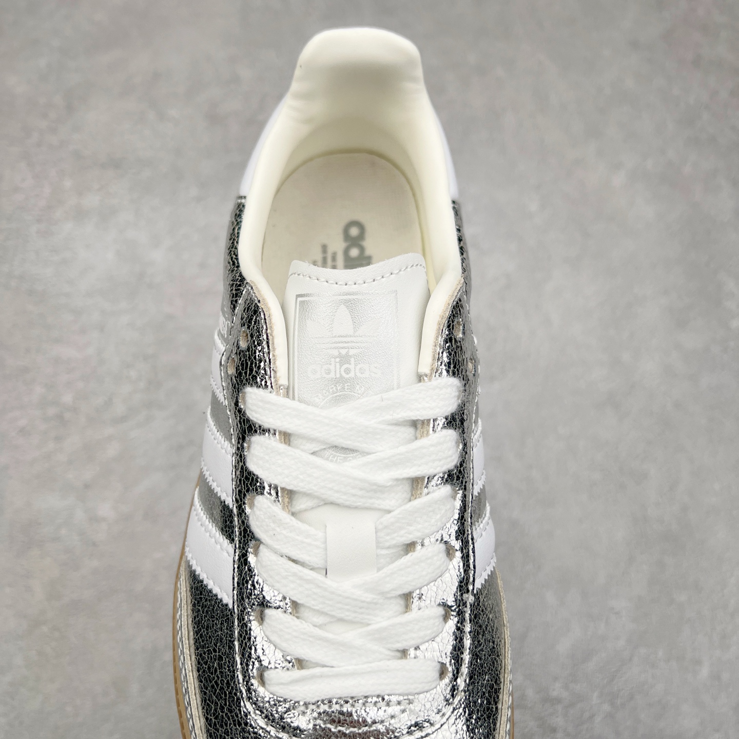 图片[5]-AD Original Samba OG 复古经典轻便板鞋 JR0035 这款桑巴鞋展示了高质量的工艺 带有装饰的超锁缝制和无缝的手感 柔软、柔软的皮革造型和标志性的3条纹完成了精致的外观 正规合身鞋带 鞋面上有绒面鞋垫 橡胶鞋底 享受正畸套筒软感 自50年代首次亮相以来就一直在赢得粉丝的青睐 尺码：36 36.5 37.5 38 38.5 39 40 40.5 41 42 42.5 43 44 44.5 45-选品中心