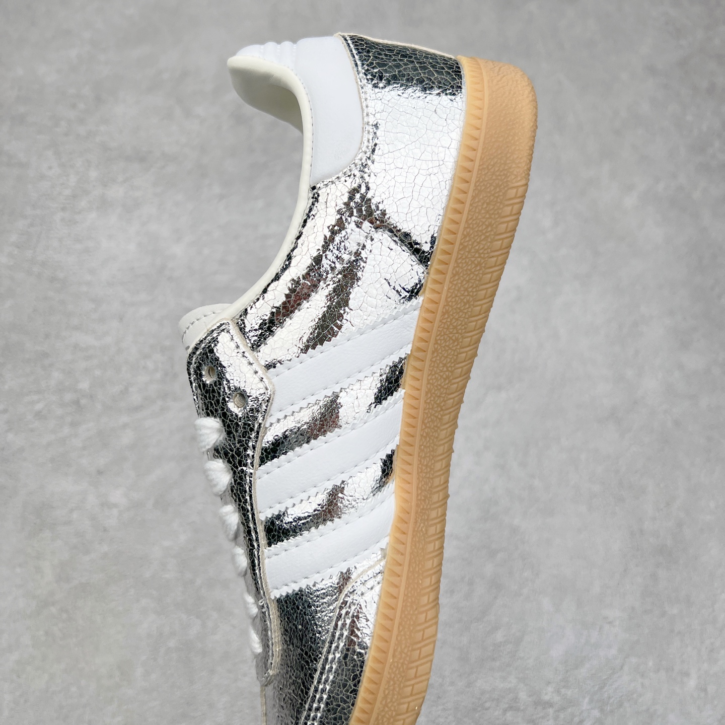 图片[7]-AD Original Samba OG 复古经典轻便板鞋 JR0035 这款桑巴鞋展示了高质量的工艺 带有装饰的超锁缝制和无缝的手感 柔软、柔软的皮革造型和标志性的3条纹完成了精致的外观 正规合身鞋带 鞋面上有绒面鞋垫 橡胶鞋底 享受正畸套筒软感 自50年代首次亮相以来就一直在赢得粉丝的青睐 尺码：36 36.5 37.5 38 38.5 39 40 40.5 41 42 42.5 43 44 44.5 45-选品中心