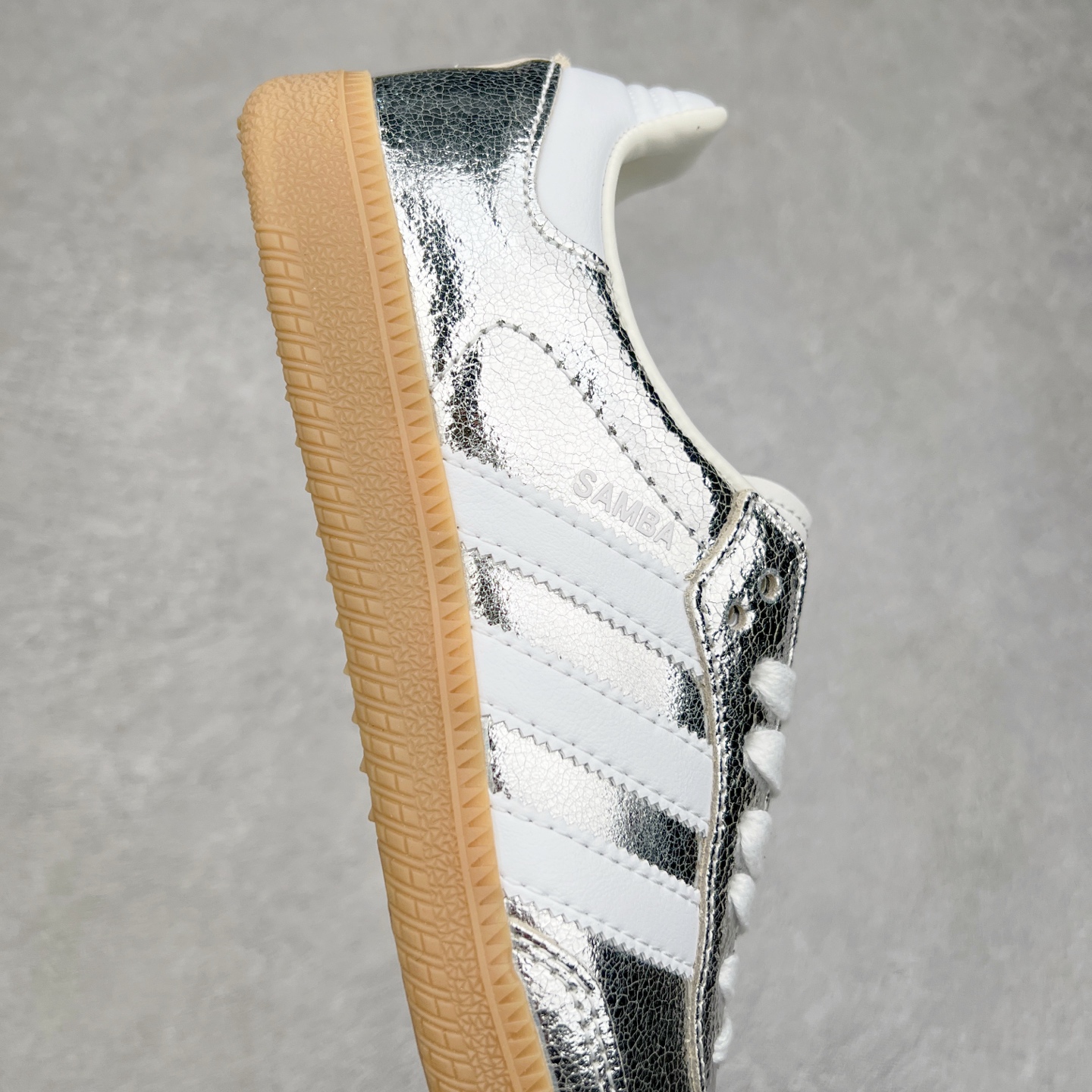 图片[6]-AD Original Samba OG 复古经典轻便板鞋 JR0035 这款桑巴鞋展示了高质量的工艺 带有装饰的超锁缝制和无缝的手感 柔软、柔软的皮革造型和标志性的3条纹完成了精致的外观 正规合身鞋带 鞋面上有绒面鞋垫 橡胶鞋底 享受正畸套筒软感 自50年代首次亮相以来就一直在赢得粉丝的青睐 尺码：36 36.5 37.5 38 38.5 39 40 40.5 41 42 42.5 43 44 44.5 45-选品中心