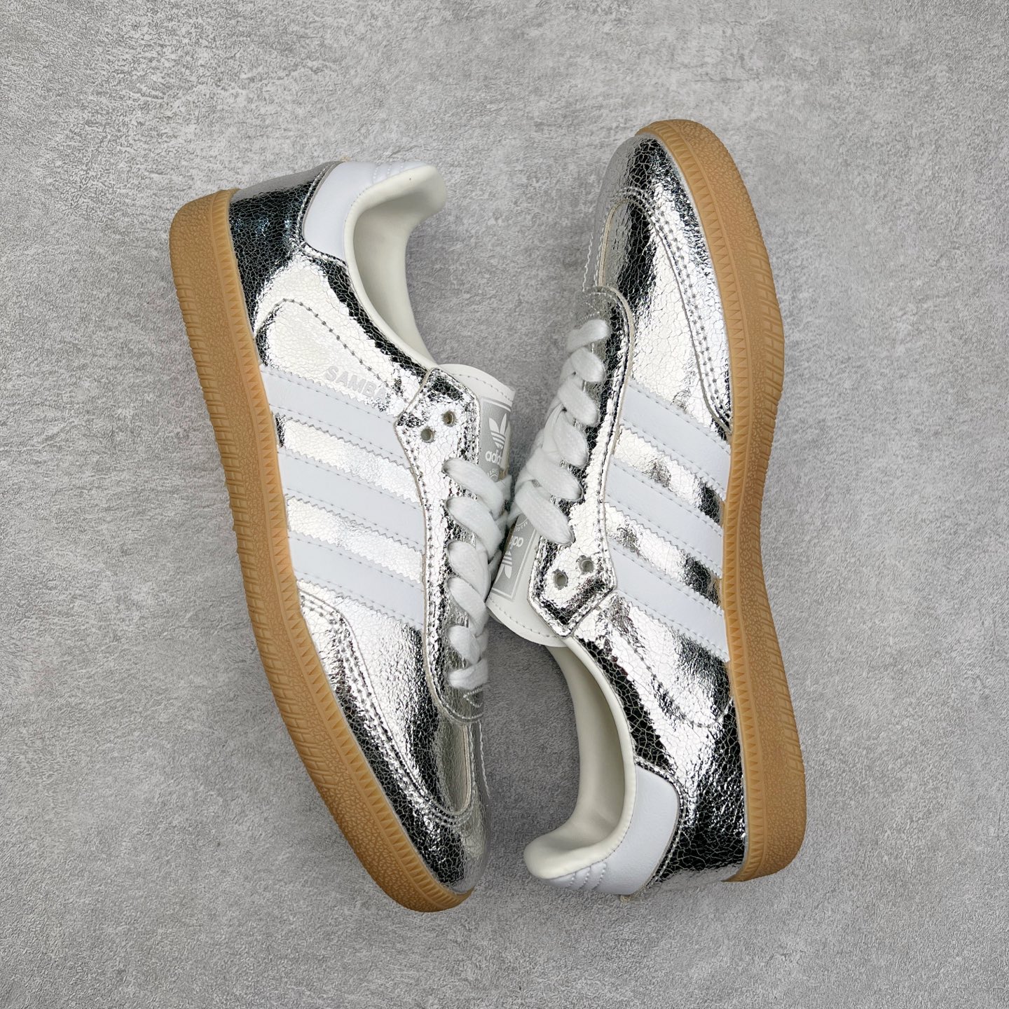 图片[3]-AD Original Samba OG 复古经典轻便板鞋 JR0035 这款桑巴鞋展示了高质量的工艺 带有装饰的超锁缝制和无缝的手感 柔软、柔软的皮革造型和标志性的3条纹完成了精致的外观 正规合身鞋带 鞋面上有绒面鞋垫 橡胶鞋底 享受正畸套筒软感 自50年代首次亮相以来就一直在赢得粉丝的青睐 尺码：36 36.5 37.5 38 38.5 39 40 40.5 41 42 42.5 43 44 44.5 45-选品中心