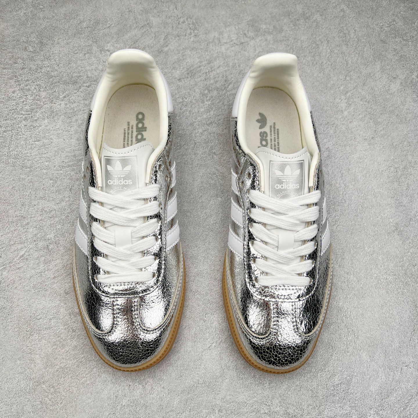 图片[2]-AD Original Samba OG 复古经典轻便板鞋 JR0035 这款桑巴鞋展示了高质量的工艺 带有装饰的超锁缝制和无缝的手感 柔软、柔软的皮革造型和标志性的3条纹完成了精致的外观 正规合身鞋带 鞋面上有绒面鞋垫 橡胶鞋底 享受正畸套筒软感 自50年代首次亮相以来就一直在赢得粉丝的青睐 尺码：36 36.5 37.5 38 38.5 39 40 40.5 41 42 42.5 43 44 44.5 45-选品中心