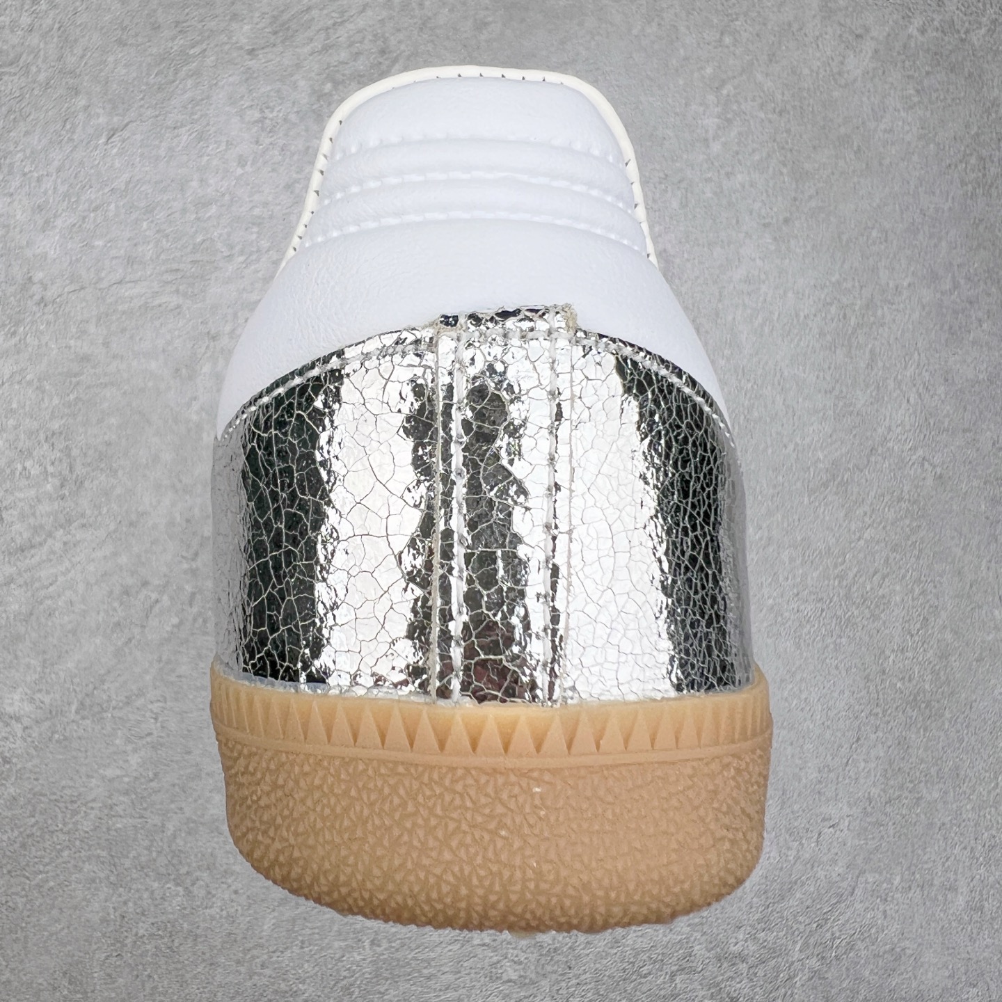 图片[8]-AD Original Samba OG 复古经典轻便板鞋 JR0035 这款桑巴鞋展示了高质量的工艺 带有装饰的超锁缝制和无缝的手感 柔软、柔软的皮革造型和标志性的3条纹完成了精致的外观 正规合身鞋带 鞋面上有绒面鞋垫 橡胶鞋底 享受正畸套筒软感 自50年代首次亮相以来就一直在赢得粉丝的青睐 尺码：36 36.5 37.5 38 38.5 39 40 40.5 41 42 42.5 43 44 44.5 45-选品中心