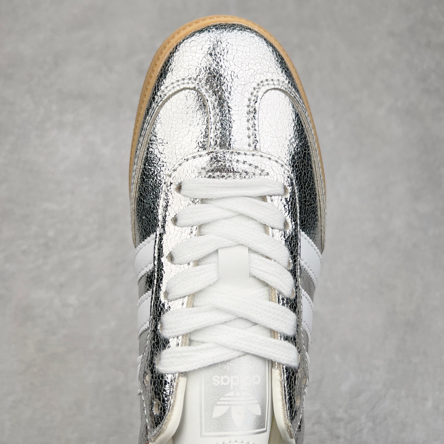 图片[4]-AD Original Samba OG 复古经典轻便板鞋 JR0035 这款桑巴鞋展示了高质量的工艺 带有装饰的超锁缝制和无缝的手感 柔软、柔软的皮革造型和标志性的3条纹完成了精致的外观 正规合身鞋带 鞋面上有绒面鞋垫 橡胶鞋底 享受正畸套筒软感 自50年代首次亮相以来就一直在赢得粉丝的青睐 尺码：36 36.5 37.5 38 38.5 39 40 40.5 41 42 42.5 43 44 44.5 45-选品中心