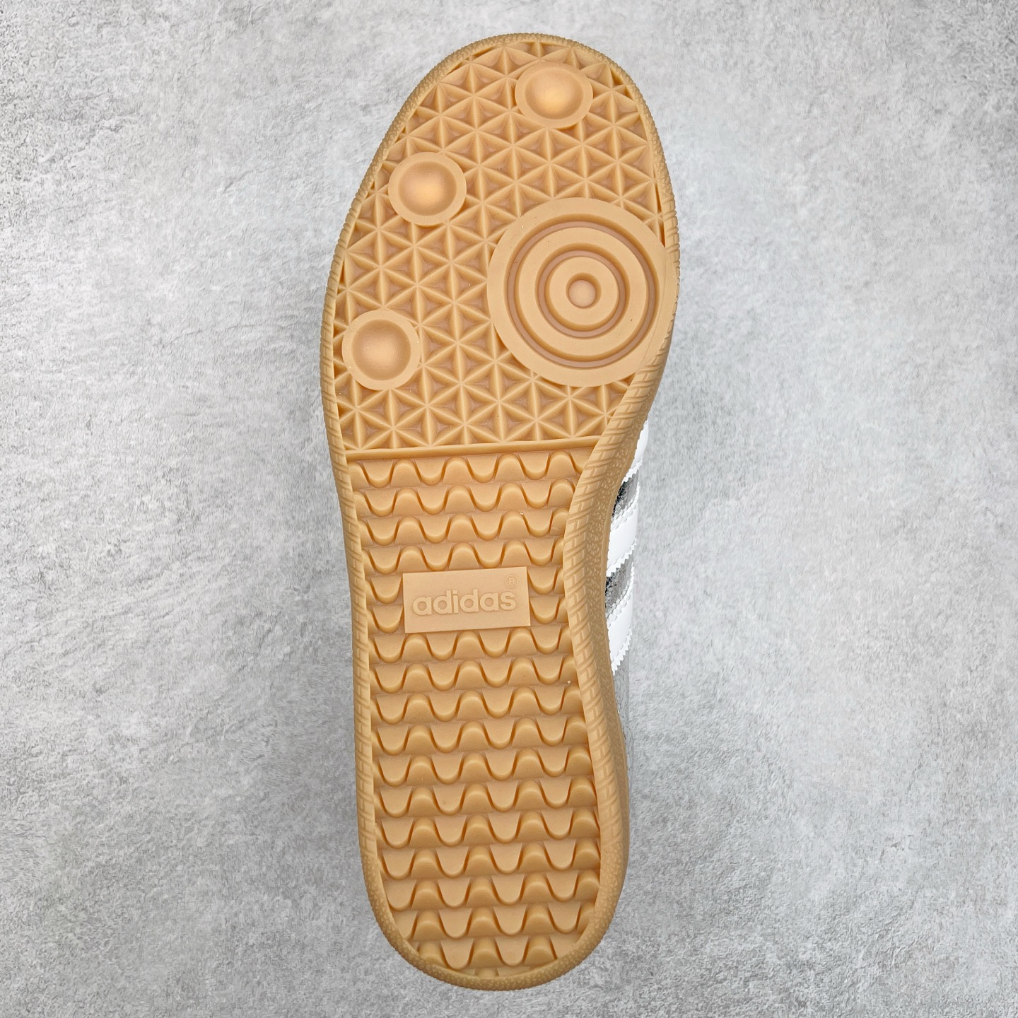 图片[9]-AD Original Samba OG 复古经典轻便板鞋 JR0035 这款桑巴鞋展示了高质量的工艺 带有装饰的超锁缝制和无缝的手感 柔软、柔软的皮革造型和标志性的3条纹完成了精致的外观 正规合身鞋带 鞋面上有绒面鞋垫 橡胶鞋底 享受正畸套筒软感 自50年代首次亮相以来就一直在赢得粉丝的青睐 尺码：36 36.5 37.5 38 38.5 39 40 40.5 41 42 42.5 43 44 44.5 45-选品中心