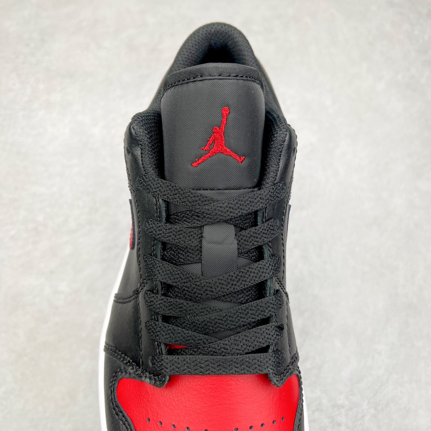 图片[5]-＃DT纯原 Air Jordan AJ1 Low 低帮 黑红 553558-067 终端优势供应 市面中低帮最具代表性版本没有之一 口碑大厂出品 品控大底版型不断改良更新 全套原纸板楦头开发 确保原汁原味 完美呈现版型 完美零毛边处理 原厂内置全掌气垫 价格定位良心 平台专用代工流水线出品 一眼公司既视感 拿到手的一瞬间就与众不同 碾压市面所有版本 全部原鞋开发 每一个配色都会采购原鞋确认细节 打破市面看图做货无好货之说 尺码：35.5 36 36.5 37.5 38 38.5 39 40 40.5 41 42 42.5 43 44 44.5 45 46-选品中心