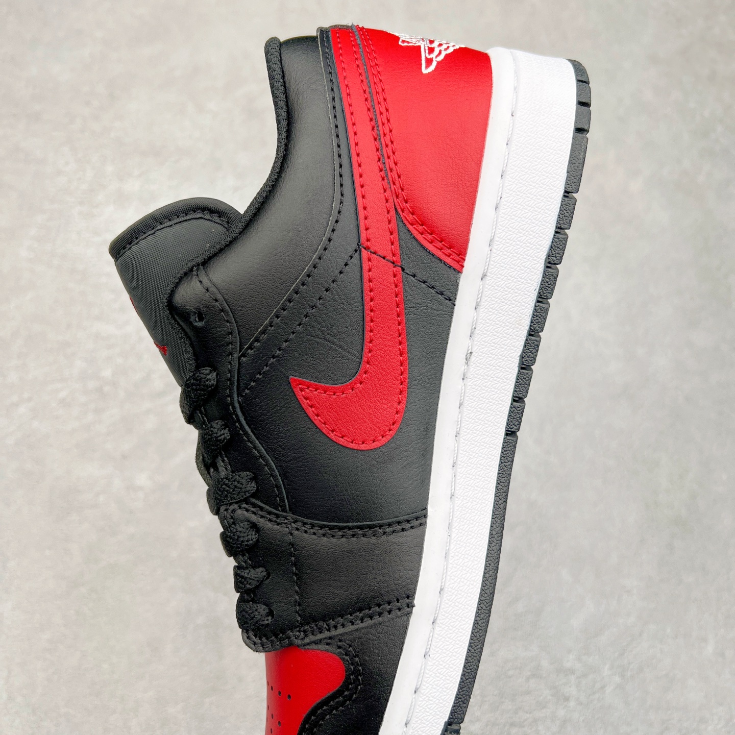 图片[7]-＃DT纯原 Air Jordan AJ1 Low 低帮 黑红 553558-067 终端优势供应 市面中低帮最具代表性版本没有之一 口碑大厂出品 品控大底版型不断改良更新 全套原纸板楦头开发 确保原汁原味 完美呈现版型 完美零毛边处理 原厂内置全掌气垫 价格定位良心 平台专用代工流水线出品 一眼公司既视感 拿到手的一瞬间就与众不同 碾压市面所有版本 全部原鞋开发 每一个配色都会采购原鞋确认细节 打破市面看图做货无好货之说 尺码：35.5 36 36.5 37.5 38 38.5 39 40 40.5 41 42 42.5 43 44 44.5 45 46-选品中心