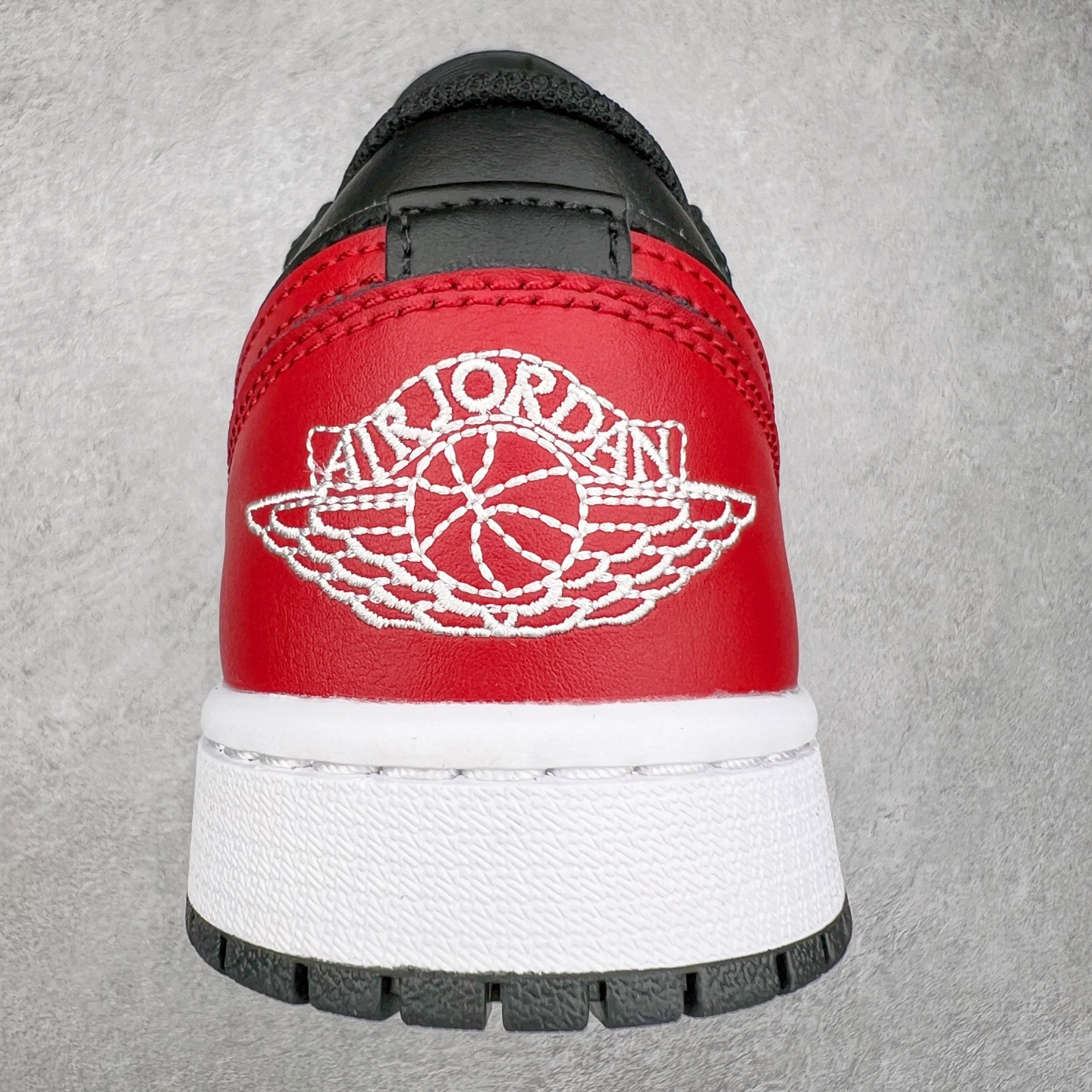 图片[8]-＃DT纯原 Air Jordan AJ1 Low 低帮 黑红 553558-067 终端优势供应 市面中低帮最具代表性版本没有之一 口碑大厂出品 品控大底版型不断改良更新 全套原纸板楦头开发 确保原汁原味 完美呈现版型 完美零毛边处理 原厂内置全掌气垫 价格定位良心 平台专用代工流水线出品 一眼公司既视感 拿到手的一瞬间就与众不同 碾压市面所有版本 全部原鞋开发 每一个配色都会采购原鞋确认细节 打破市面看图做货无好货之说 尺码：35.5 36 36.5 37.5 38 38.5 39 40 40.5 41 42 42.5 43 44 44.5 45 46-选品中心