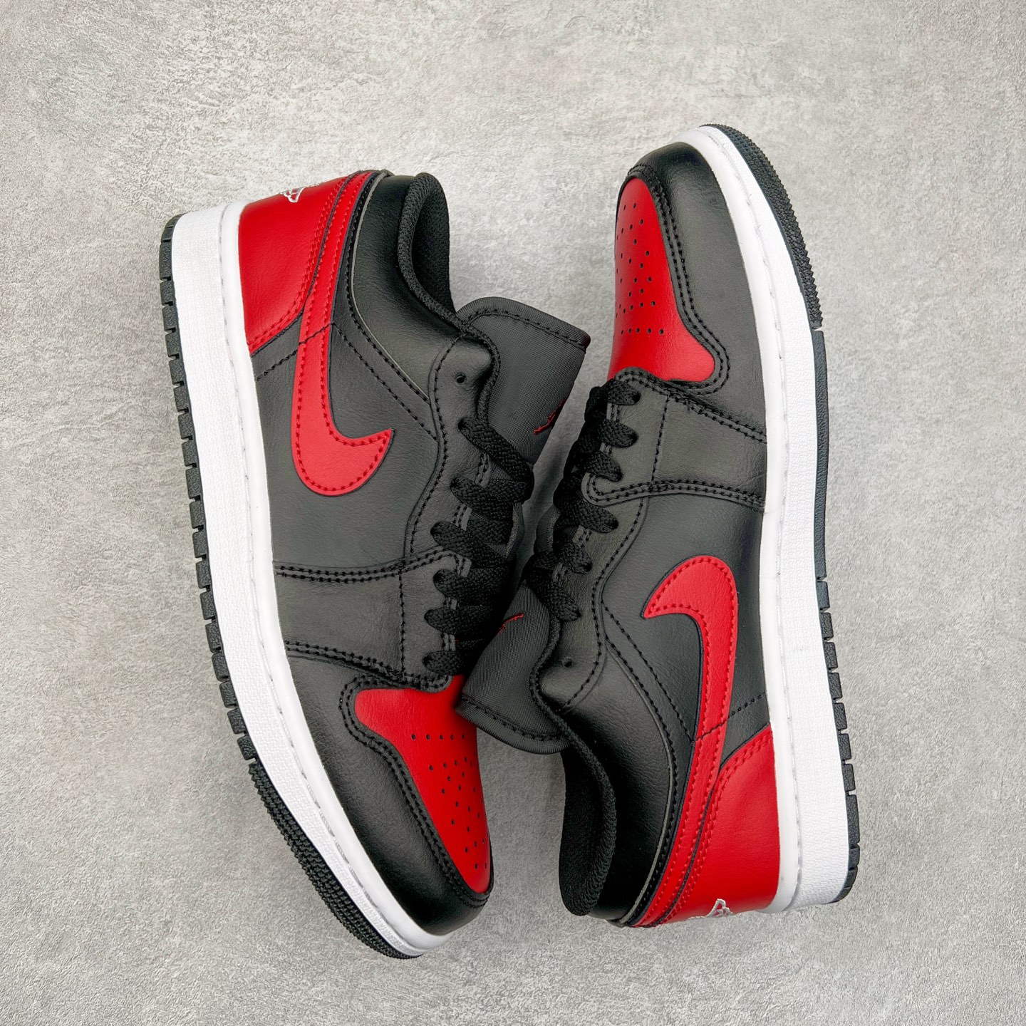 图片[3]-＃DT纯原 Air Jordan AJ1 Low 低帮 黑红 553558-067 终端优势供应 市面中低帮最具代表性版本没有之一 口碑大厂出品 品控大底版型不断改良更新 全套原纸板楦头开发 确保原汁原味 完美呈现版型 完美零毛边处理 原厂内置全掌气垫 价格定位良心 平台专用代工流水线出品 一眼公司既视感 拿到手的一瞬间就与众不同 碾压市面所有版本 全部原鞋开发 每一个配色都会采购原鞋确认细节 打破市面看图做货无好货之说 尺码：35.5 36 36.5 37.5 38 38.5 39 40 40.5 41 42 42.5 43 44 44.5 45 46-选品中心
