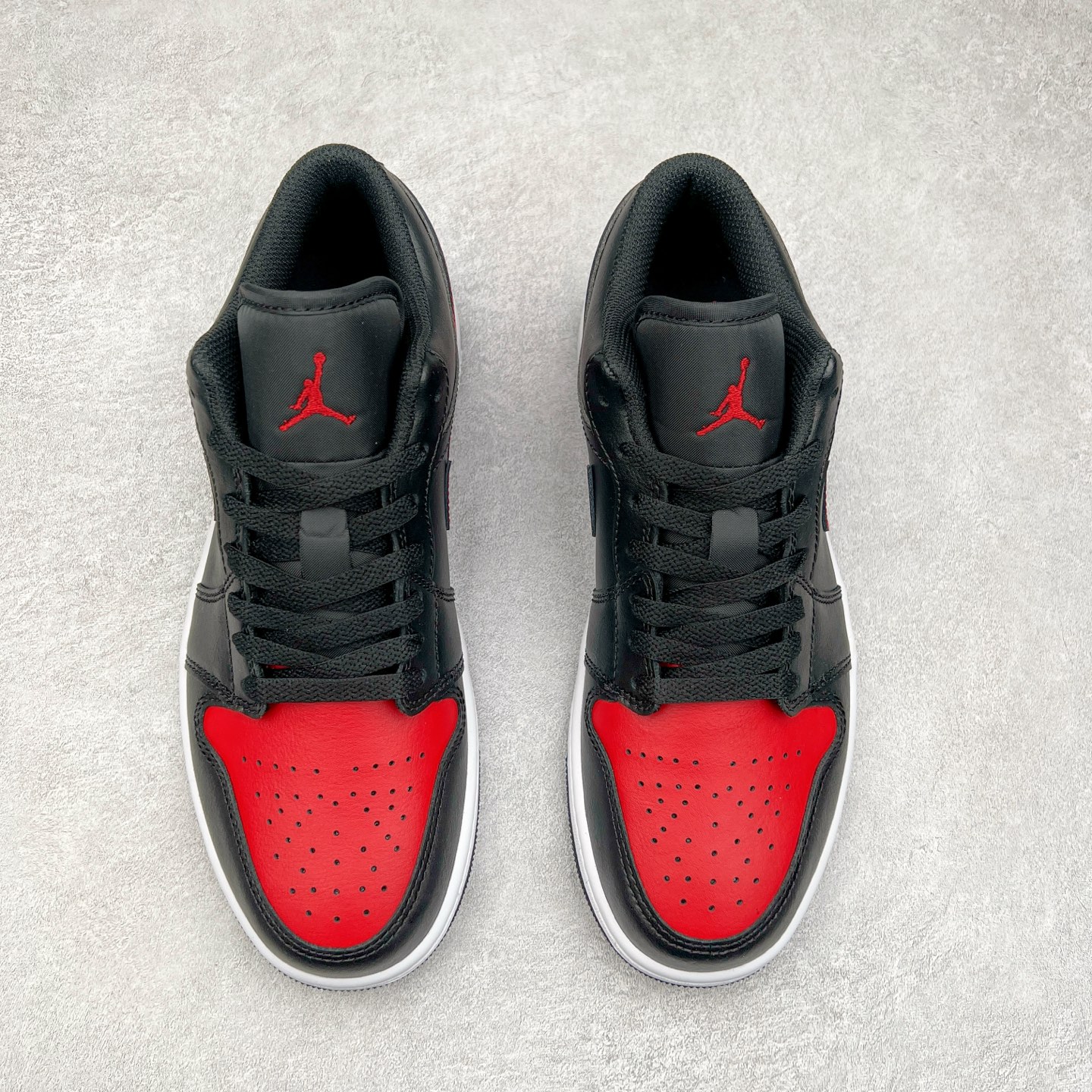 图片[2]-＃DT纯原 Air Jordan AJ1 Low 低帮 黑红 553558-067 终端优势供应 市面中低帮最具代表性版本没有之一 口碑大厂出品 品控大底版型不断改良更新 全套原纸板楦头开发 确保原汁原味 完美呈现版型 完美零毛边处理 原厂内置全掌气垫 价格定位良心 平台专用代工流水线出品 一眼公司既视感 拿到手的一瞬间就与众不同 碾压市面所有版本 全部原鞋开发 每一个配色都会采购原鞋确认细节 打破市面看图做货无好货之说 尺码：35.5 36 36.5 37.5 38 38.5 39 40 40.5 41 42 42.5 43 44 44.5 45 46-选品中心