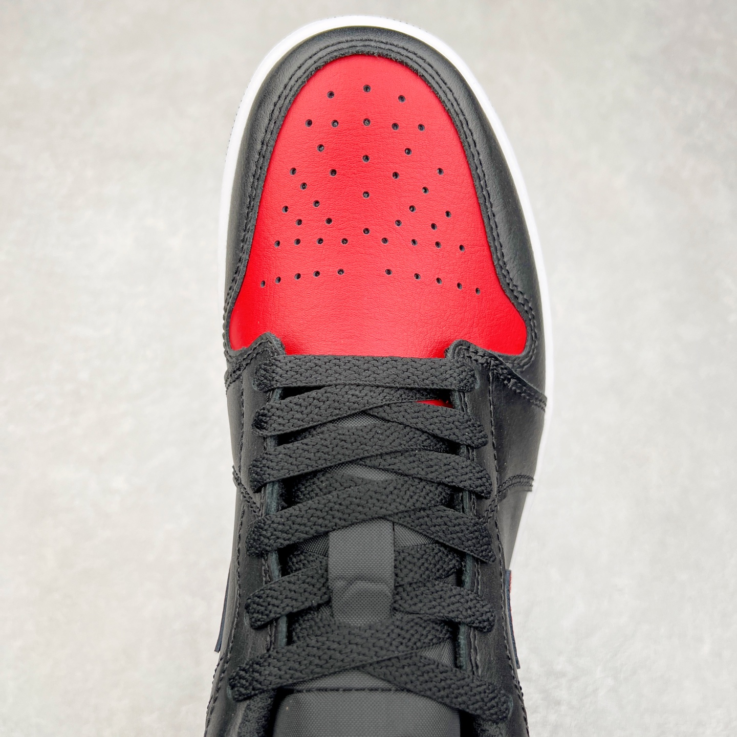 图片[4]-＃DT纯原 Air Jordan AJ1 Low 低帮 黑红 553558-067 终端优势供应 市面中低帮最具代表性版本没有之一 口碑大厂出品 品控大底版型不断改良更新 全套原纸板楦头开发 确保原汁原味 完美呈现版型 完美零毛边处理 原厂内置全掌气垫 价格定位良心 平台专用代工流水线出品 一眼公司既视感 拿到手的一瞬间就与众不同 碾压市面所有版本 全部原鞋开发 每一个配色都会采购原鞋确认细节 打破市面看图做货无好货之说 尺码：35.5 36 36.5 37.5 38 38.5 39 40 40.5 41 42 42.5 43 44 44.5 45 46-选品中心