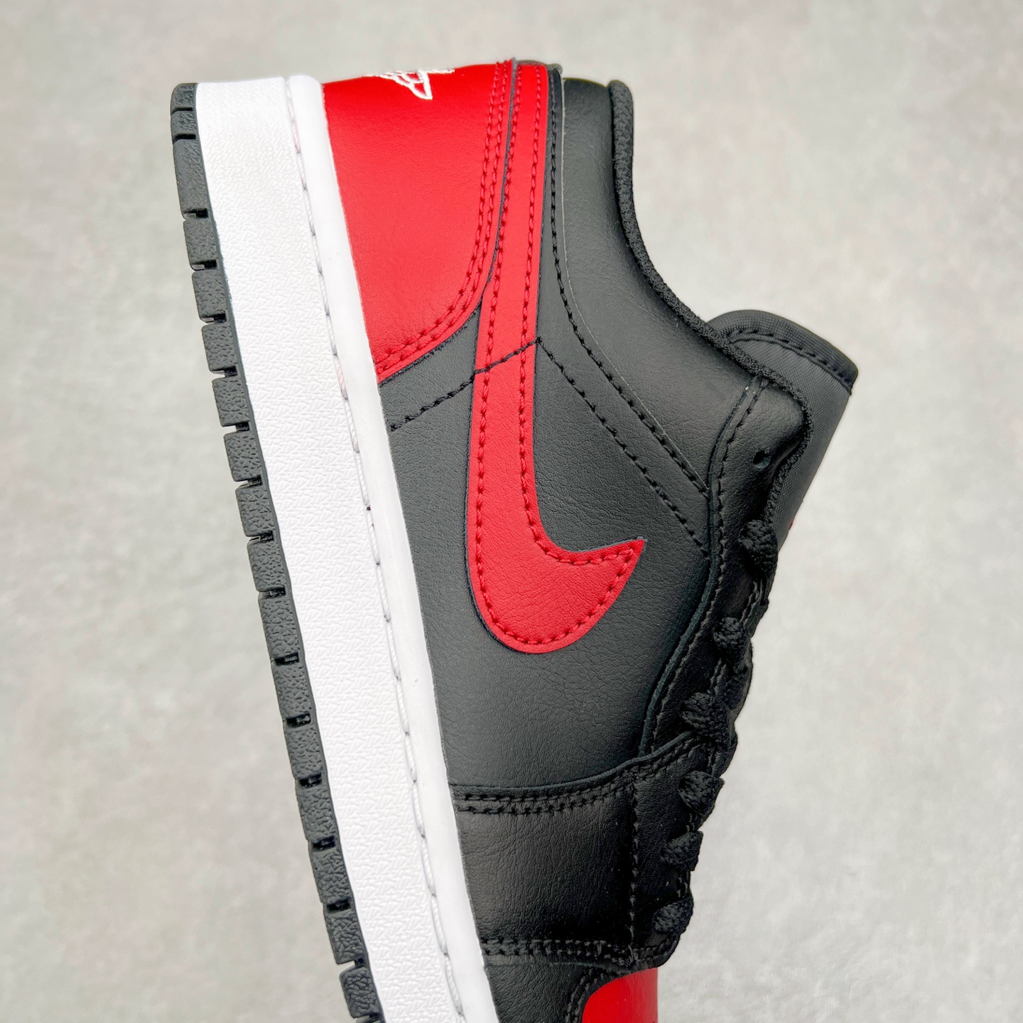 图片[6]-＃DT纯原 Air Jordan AJ1 Low 低帮 黑红 553558-067 终端优势供应 市面中低帮最具代表性版本没有之一 口碑大厂出品 品控大底版型不断改良更新 全套原纸板楦头开发 确保原汁原味 完美呈现版型 完美零毛边处理 原厂内置全掌气垫 价格定位良心 平台专用代工流水线出品 一眼公司既视感 拿到手的一瞬间就与众不同 碾压市面所有版本 全部原鞋开发 每一个配色都会采购原鞋确认细节 打破市面看图做货无好货之说 尺码：35.5 36 36.5 37.5 38 38.5 39 40 40.5 41 42 42.5 43 44 44.5 45 46-选品中心