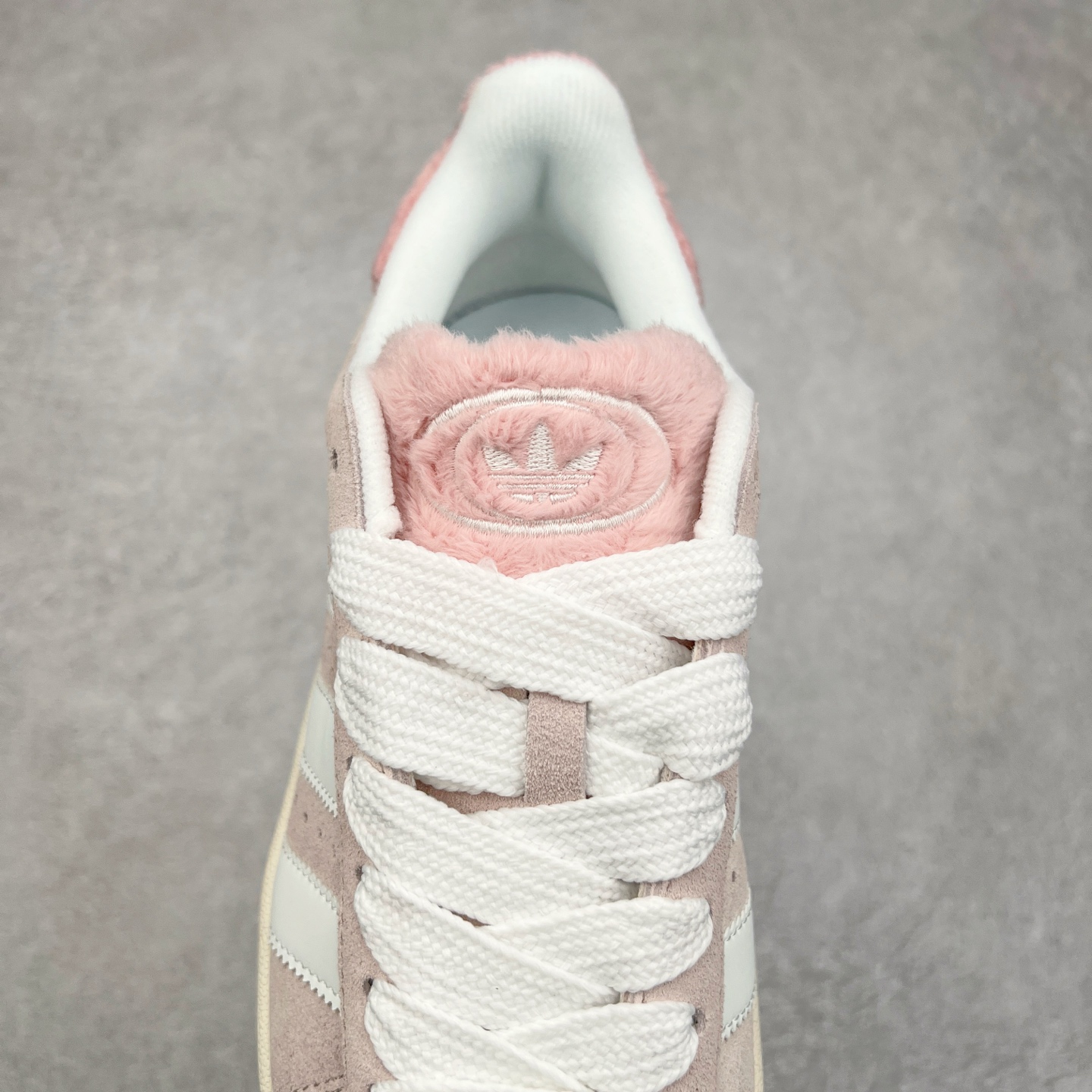 图片[5]-AD Originals Campus 00s 学院系列面包风经典复古低帮百搭休闲运动板鞋 JR8042 这次 Originals 选择了以经典复古鞋型 Campus 为蓝本打造全新面包鞋 这款鞋型联名不断 冠希当年对它更是钟爱有加 论牌面丝毫不输贝壳头、Forum 等大热鞋型 这次 Campus 一改 80 年代的瘦长造型 鞋舌、鞋身、鞋底甚至细节都变大了 营造出千禧年前后流行的面包鞋宽大廓形 因此鞋名改为 Campus 00s 鞋身采用绒面皮料搭配白色常规皮革 质感上还是延续了经典 Campus 的设计 鞋舌填充更加饱满 让鞋款整体看起来更加圆润 搭配上这款浅蓝配色 「蓝胖子」造型真的很可爱 鞋舌还加入了与以往 Campus 不同的全新三叶草 Logo 令造型更具千禧气息 鞋带也采用了加宽的设计 如果你不喜欢 这次还附送了传统鞋带可以替换 鞋底采用了米黄做旧设计 凸显鞋款的复古年代感 除了清新可人的浅蓝配色 还有一款酷灰配色 造型更加硬朗复古 而且相比浅蓝配色更加耐脏 尺码：36 36⅔ 37⅓ 38 38⅔ 39⅓ 40 40⅔ 41⅓ 42 42⅔ 43⅓ 44 45-选品中心