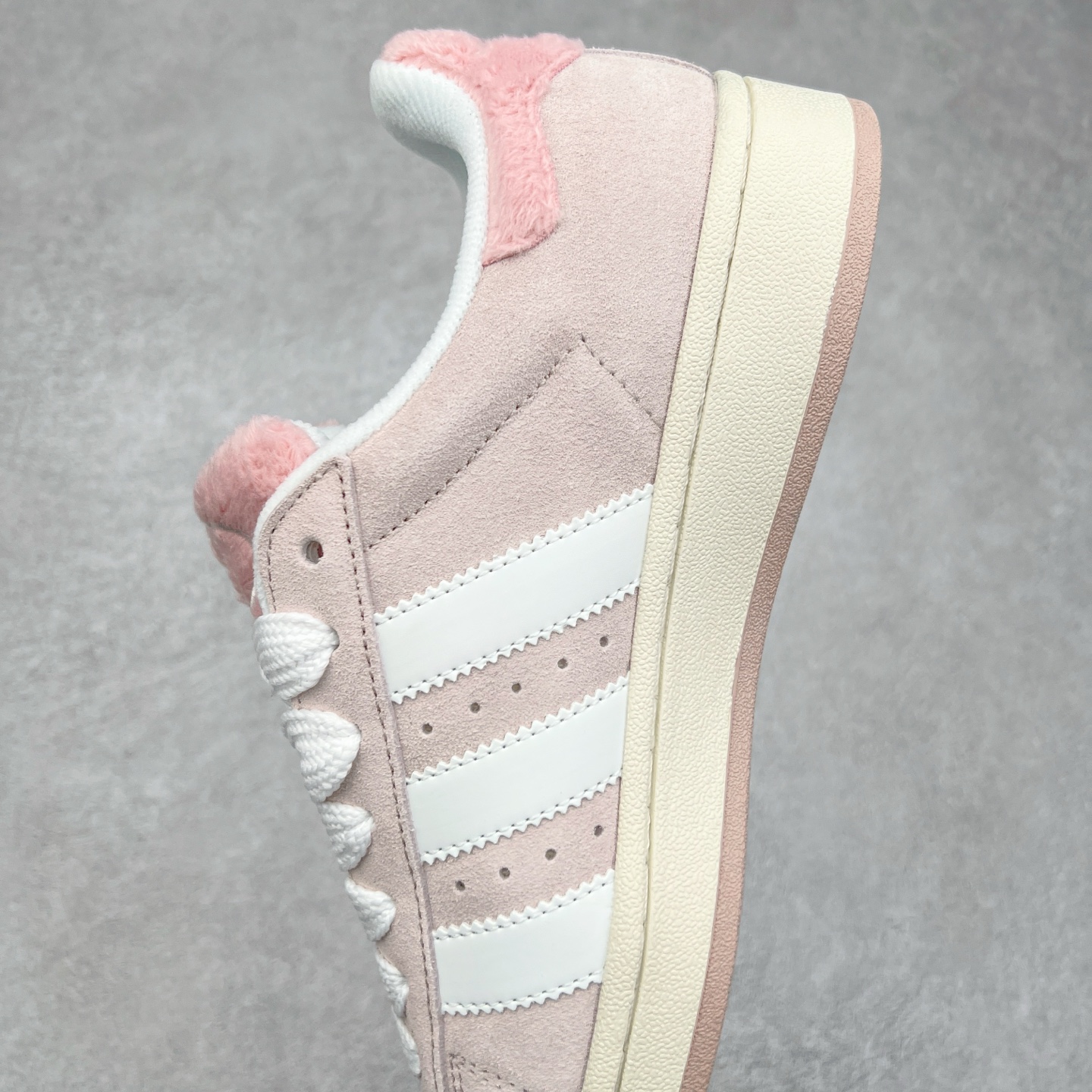 图片[7]-AD Originals Campus 00s 学院系列面包风经典复古低帮百搭休闲运动板鞋 JR8042 这次 Originals 选择了以经典复古鞋型 Campus 为蓝本打造全新面包鞋 这款鞋型联名不断 冠希当年对它更是钟爱有加 论牌面丝毫不输贝壳头、Forum 等大热鞋型 这次 Campus 一改 80 年代的瘦长造型 鞋舌、鞋身、鞋底甚至细节都变大了 营造出千禧年前后流行的面包鞋宽大廓形 因此鞋名改为 Campus 00s 鞋身采用绒面皮料搭配白色常规皮革 质感上还是延续了经典 Campus 的设计 鞋舌填充更加饱满 让鞋款整体看起来更加圆润 搭配上这款浅蓝配色 「蓝胖子」造型真的很可爱 鞋舌还加入了与以往 Campus 不同的全新三叶草 Logo 令造型更具千禧气息 鞋带也采用了加宽的设计 如果你不喜欢 这次还附送了传统鞋带可以替换 鞋底采用了米黄做旧设计 凸显鞋款的复古年代感 除了清新可人的浅蓝配色 还有一款酷灰配色 造型更加硬朗复古 而且相比浅蓝配色更加耐脏 尺码：36 36⅔ 37⅓ 38 38⅔ 39⅓ 40 40⅔ 41⅓ 42 42⅔ 43⅓ 44 45-选品中心