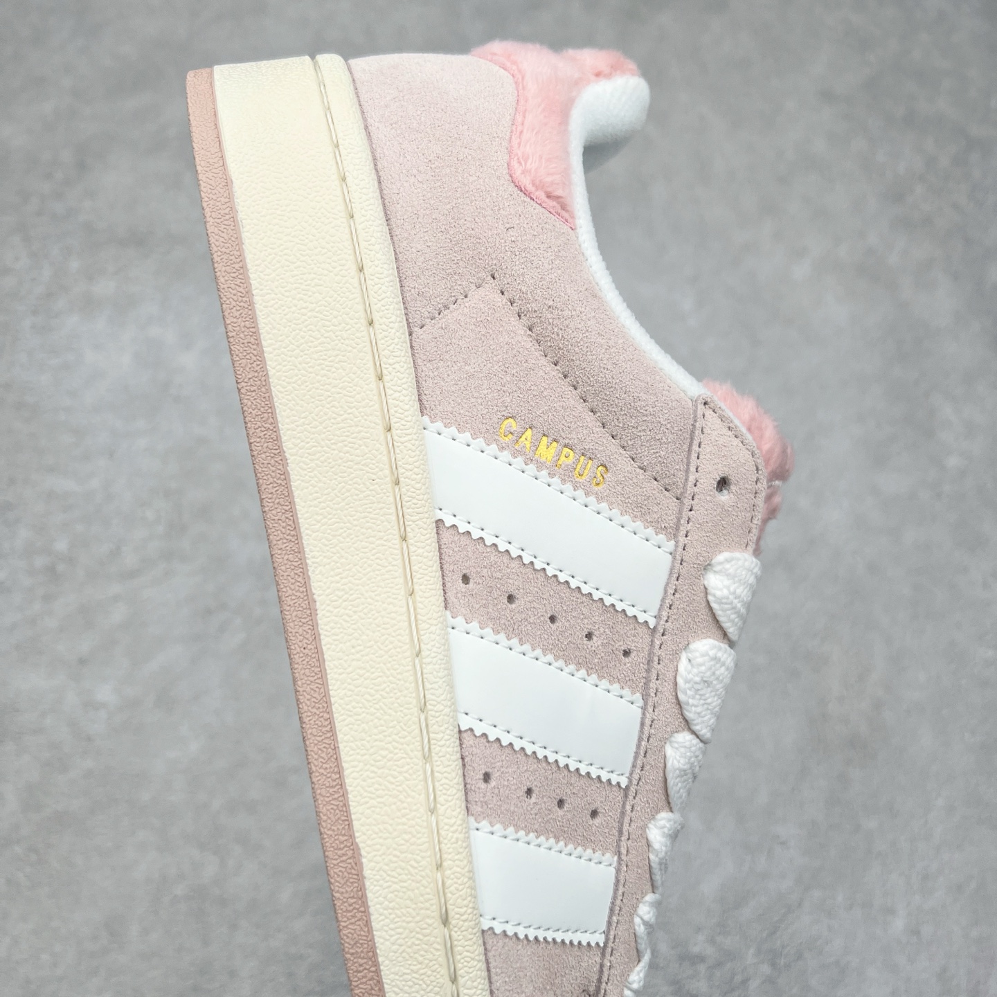 图片[6]-AD Originals Campus 00s 学院系列面包风经典复古低帮百搭休闲运动板鞋 JR8042 这次 Originals 选择了以经典复古鞋型 Campus 为蓝本打造全新面包鞋 这款鞋型联名不断 冠希当年对它更是钟爱有加 论牌面丝毫不输贝壳头、Forum 等大热鞋型 这次 Campus 一改 80 年代的瘦长造型 鞋舌、鞋身、鞋底甚至细节都变大了 营造出千禧年前后流行的面包鞋宽大廓形 因此鞋名改为 Campus 00s 鞋身采用绒面皮料搭配白色常规皮革 质感上还是延续了经典 Campus 的设计 鞋舌填充更加饱满 让鞋款整体看起来更加圆润 搭配上这款浅蓝配色 「蓝胖子」造型真的很可爱 鞋舌还加入了与以往 Campus 不同的全新三叶草 Logo 令造型更具千禧气息 鞋带也采用了加宽的设计 如果你不喜欢 这次还附送了传统鞋带可以替换 鞋底采用了米黄做旧设计 凸显鞋款的复古年代感 除了清新可人的浅蓝配色 还有一款酷灰配色 造型更加硬朗复古 而且相比浅蓝配色更加耐脏 尺码：36 36⅔ 37⅓ 38 38⅔ 39⅓ 40 40⅔ 41⅓ 42 42⅔ 43⅓ 44 45-选品中心