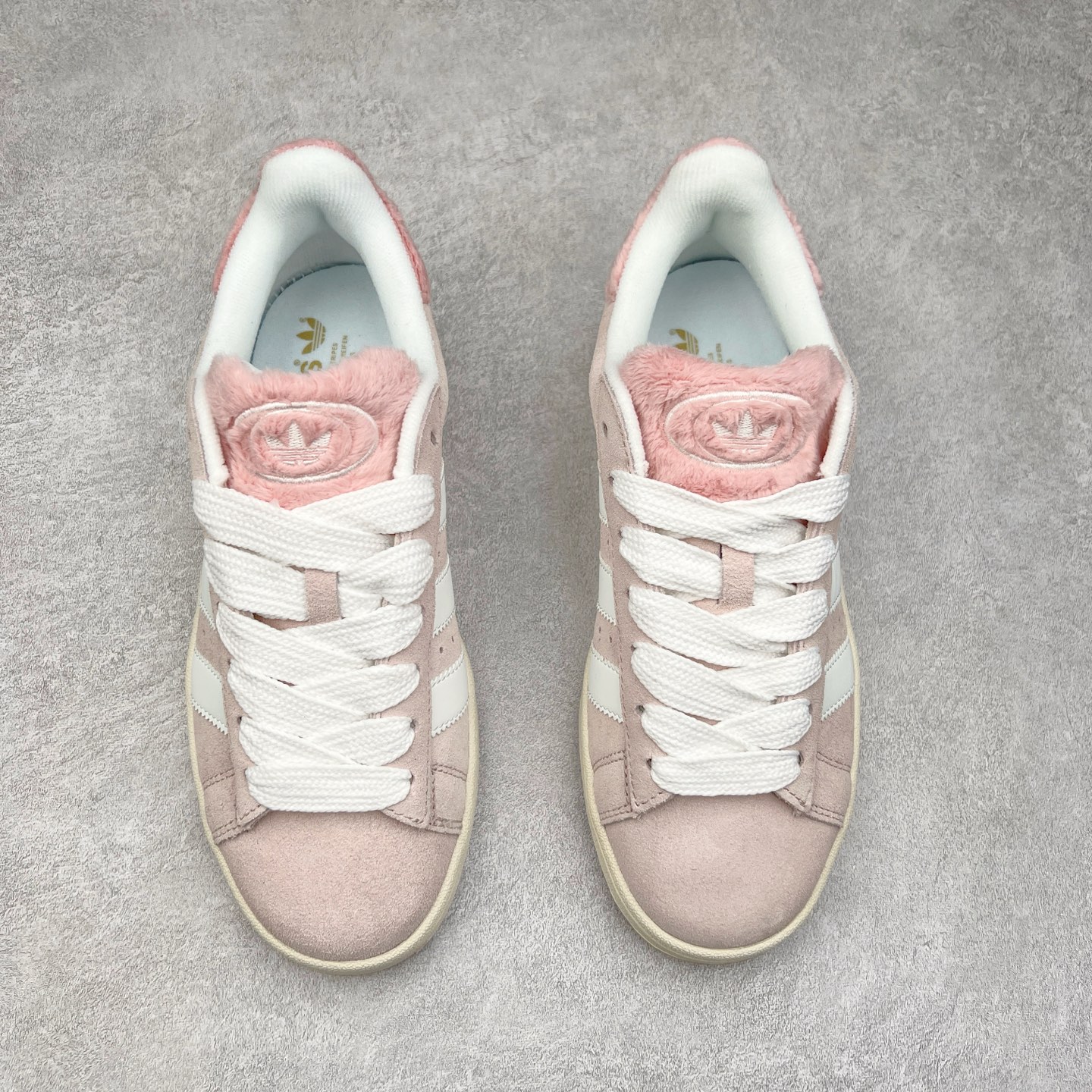 图片[2]-AD Originals Campus 00s 学院系列面包风经典复古低帮百搭休闲运动板鞋 JR8042 这次 Originals 选择了以经典复古鞋型 Campus 为蓝本打造全新面包鞋 这款鞋型联名不断 冠希当年对它更是钟爱有加 论牌面丝毫不输贝壳头、Forum 等大热鞋型 这次 Campus 一改 80 年代的瘦长造型 鞋舌、鞋身、鞋底甚至细节都变大了 营造出千禧年前后流行的面包鞋宽大廓形 因此鞋名改为 Campus 00s 鞋身采用绒面皮料搭配白色常规皮革 质感上还是延续了经典 Campus 的设计 鞋舌填充更加饱满 让鞋款整体看起来更加圆润 搭配上这款浅蓝配色 「蓝胖子」造型真的很可爱 鞋舌还加入了与以往 Campus 不同的全新三叶草 Logo 令造型更具千禧气息 鞋带也采用了加宽的设计 如果你不喜欢 这次还附送了传统鞋带可以替换 鞋底采用了米黄做旧设计 凸显鞋款的复古年代感 除了清新可人的浅蓝配色 还有一款酷灰配色 造型更加硬朗复古 而且相比浅蓝配色更加耐脏 尺码：36 36⅔ 37⅓ 38 38⅔ 39⅓ 40 40⅔ 41⅓ 42 42⅔ 43⅓ 44 45-选品中心