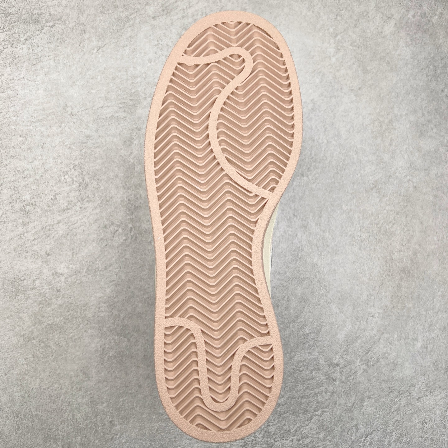 图片[9]-AD Originals Campus 00s 学院系列面包风经典复古低帮百搭休闲运动板鞋 JR8042 这次 Originals 选择了以经典复古鞋型 Campus 为蓝本打造全新面包鞋 这款鞋型联名不断 冠希当年对它更是钟爱有加 论牌面丝毫不输贝壳头、Forum 等大热鞋型 这次 Campus 一改 80 年代的瘦长造型 鞋舌、鞋身、鞋底甚至细节都变大了 营造出千禧年前后流行的面包鞋宽大廓形 因此鞋名改为 Campus 00s 鞋身采用绒面皮料搭配白色常规皮革 质感上还是延续了经典 Campus 的设计 鞋舌填充更加饱满 让鞋款整体看起来更加圆润 搭配上这款浅蓝配色 「蓝胖子」造型真的很可爱 鞋舌还加入了与以往 Campus 不同的全新三叶草 Logo 令造型更具千禧气息 鞋带也采用了加宽的设计 如果你不喜欢 这次还附送了传统鞋带可以替换 鞋底采用了米黄做旧设计 凸显鞋款的复古年代感 除了清新可人的浅蓝配色 还有一款酷灰配色 造型更加硬朗复古 而且相比浅蓝配色更加耐脏 尺码：36 36⅔ 37⅓ 38 38⅔ 39⅓ 40 40⅔ 41⅓ 42 42⅔ 43⅓ 44 45-选品中心