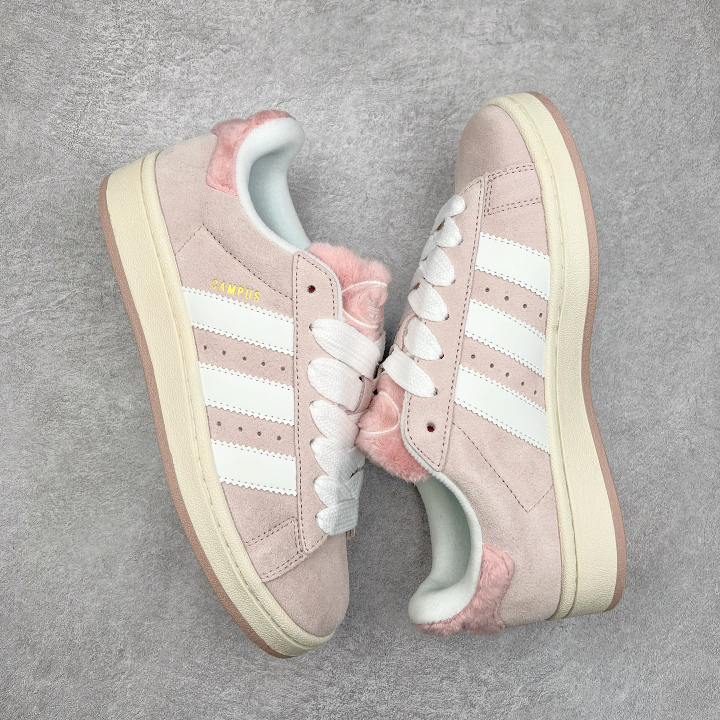 图片[3]-AD Originals Campus 00s 学院系列面包风经典复古低帮百搭休闲运动板鞋 JR8042 这次 Originals 选择了以经典复古鞋型 Campus 为蓝本打造全新面包鞋 这款鞋型联名不断 冠希当年对它更是钟爱有加 论牌面丝毫不输贝壳头、Forum 等大热鞋型 这次 Campus 一改 80 年代的瘦长造型 鞋舌、鞋身、鞋底甚至细节都变大了 营造出千禧年前后流行的面包鞋宽大廓形 因此鞋名改为 Campus 00s 鞋身采用绒面皮料搭配白色常规皮革 质感上还是延续了经典 Campus 的设计 鞋舌填充更加饱满 让鞋款整体看起来更加圆润 搭配上这款浅蓝配色 「蓝胖子」造型真的很可爱 鞋舌还加入了与以往 Campus 不同的全新三叶草 Logo 令造型更具千禧气息 鞋带也采用了加宽的设计 如果你不喜欢 这次还附送了传统鞋带可以替换 鞋底采用了米黄做旧设计 凸显鞋款的复古年代感 除了清新可人的浅蓝配色 还有一款酷灰配色 造型更加硬朗复古 而且相比浅蓝配色更加耐脏 尺码：36 36⅔ 37⅓ 38 38⅔ 39⅓ 40 40⅔ 41⅓ 42 42⅔ 43⅓ 44 45-选品中心