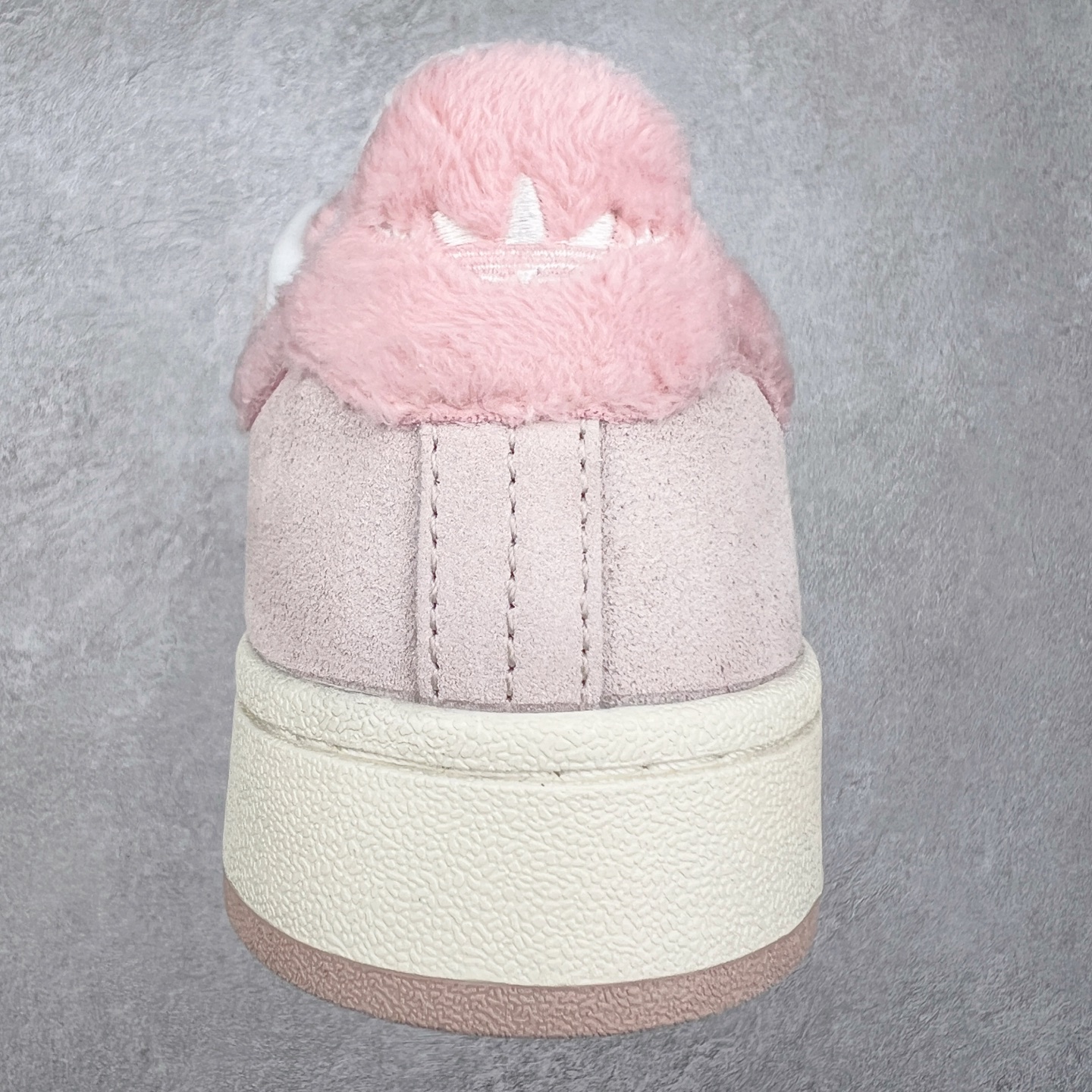 图片[8]-AD Originals Campus 00s 学院系列面包风经典复古低帮百搭休闲运动板鞋 JR8042 这次 Originals 选择了以经典复古鞋型 Campus 为蓝本打造全新面包鞋 这款鞋型联名不断 冠希当年对它更是钟爱有加 论牌面丝毫不输贝壳头、Forum 等大热鞋型 这次 Campus 一改 80 年代的瘦长造型 鞋舌、鞋身、鞋底甚至细节都变大了 营造出千禧年前后流行的面包鞋宽大廓形 因此鞋名改为 Campus 00s 鞋身采用绒面皮料搭配白色常规皮革 质感上还是延续了经典 Campus 的设计 鞋舌填充更加饱满 让鞋款整体看起来更加圆润 搭配上这款浅蓝配色 「蓝胖子」造型真的很可爱 鞋舌还加入了与以往 Campus 不同的全新三叶草 Logo 令造型更具千禧气息 鞋带也采用了加宽的设计 如果你不喜欢 这次还附送了传统鞋带可以替换 鞋底采用了米黄做旧设计 凸显鞋款的复古年代感 除了清新可人的浅蓝配色 还有一款酷灰配色 造型更加硬朗复古 而且相比浅蓝配色更加耐脏 尺码：36 36⅔ 37⅓ 38 38⅔ 39⅓ 40 40⅔ 41⅓ 42 42⅔ 43⅓ 44 45-选品中心