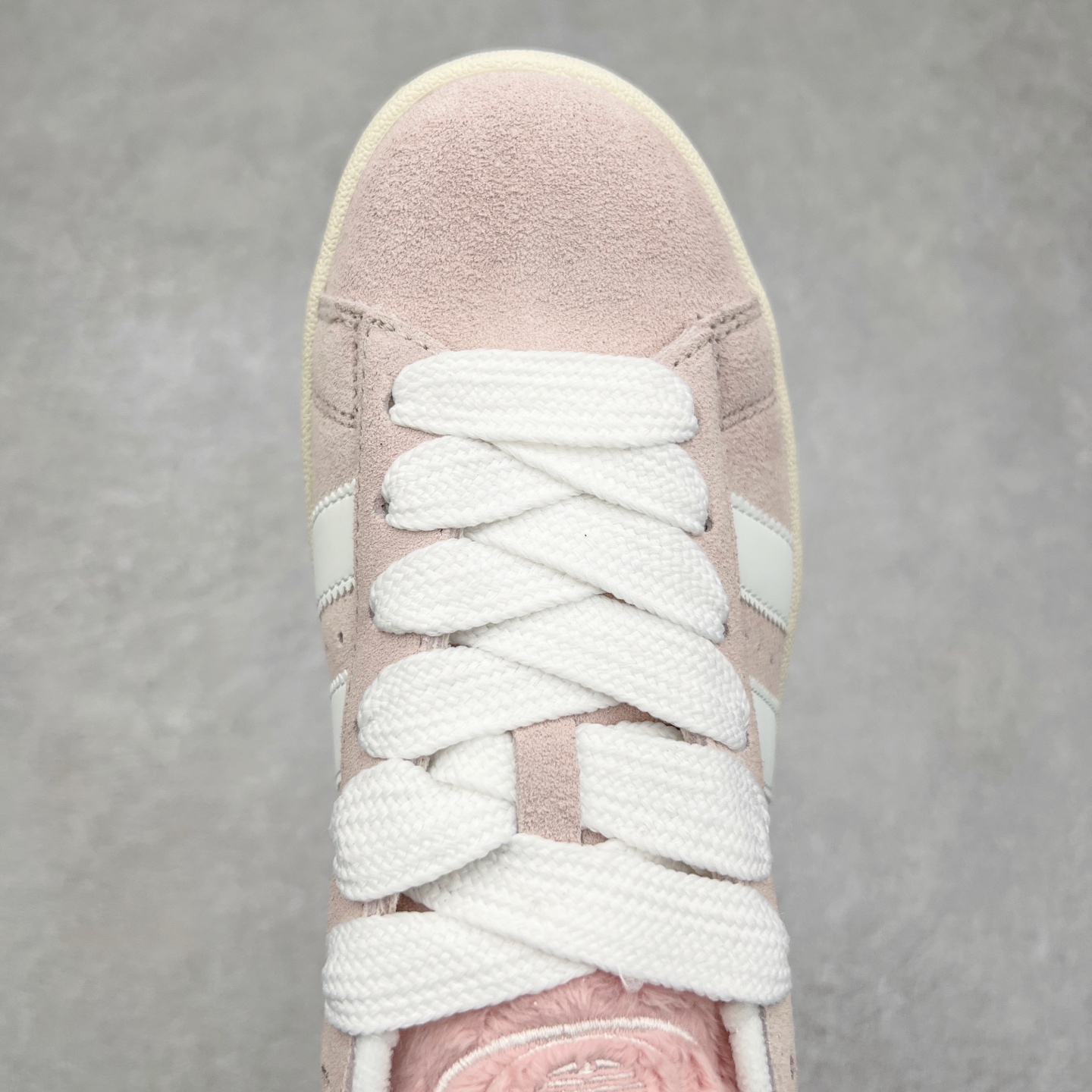 图片[4]-AD Originals Campus 00s 学院系列面包风经典复古低帮百搭休闲运动板鞋 JR8042 这次 Originals 选择了以经典复古鞋型 Campus 为蓝本打造全新面包鞋 这款鞋型联名不断 冠希当年对它更是钟爱有加 论牌面丝毫不输贝壳头、Forum 等大热鞋型 这次 Campus 一改 80 年代的瘦长造型 鞋舌、鞋身、鞋底甚至细节都变大了 营造出千禧年前后流行的面包鞋宽大廓形 因此鞋名改为 Campus 00s 鞋身采用绒面皮料搭配白色常规皮革 质感上还是延续了经典 Campus 的设计 鞋舌填充更加饱满 让鞋款整体看起来更加圆润 搭配上这款浅蓝配色 「蓝胖子」造型真的很可爱 鞋舌还加入了与以往 Campus 不同的全新三叶草 Logo 令造型更具千禧气息 鞋带也采用了加宽的设计 如果你不喜欢 这次还附送了传统鞋带可以替换 鞋底采用了米黄做旧设计 凸显鞋款的复古年代感 除了清新可人的浅蓝配色 还有一款酷灰配色 造型更加硬朗复古 而且相比浅蓝配色更加耐脏 尺码：36 36⅔ 37⅓ 38 38⅔ 39⅓ 40 40⅔ 41⅓ 42 42⅔ 43⅓ 44 45-选品中心