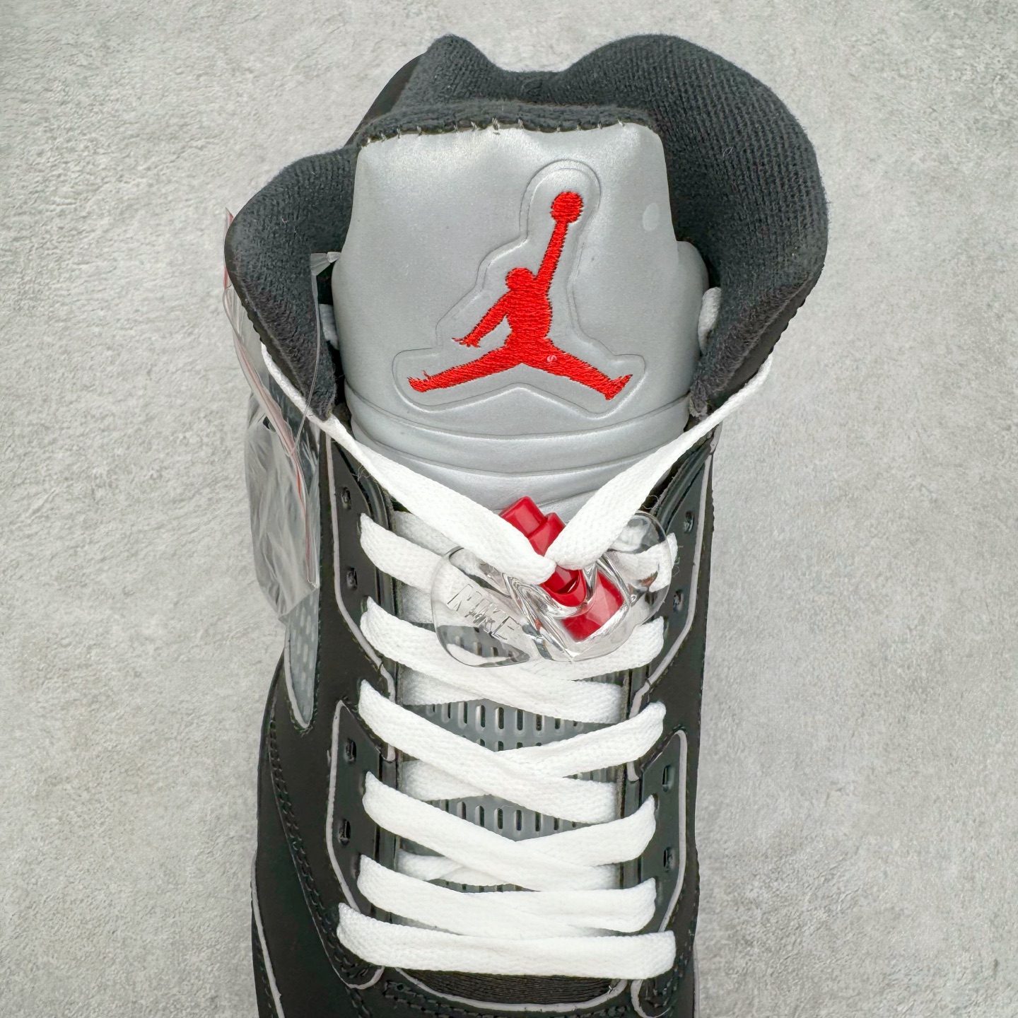 图片[5]-＃NC版 Air Jordan AJ5 “Black Metallic Reimagined” 黑银 HF3975-001 外贸订单 全套原纸板楦头开发 确保原汁原味 完美呈现五代版型 定制优质皮料 完美鞋型匹配公司货 正确TPU鞋舌锁扣 最新原厂底模 大底卡色咬花完美 鞋柜必备鞋款 终端现货供应 尺码：40 40.5 41 42 42.5 43 44 44.5 45 46 47.5-选品中心