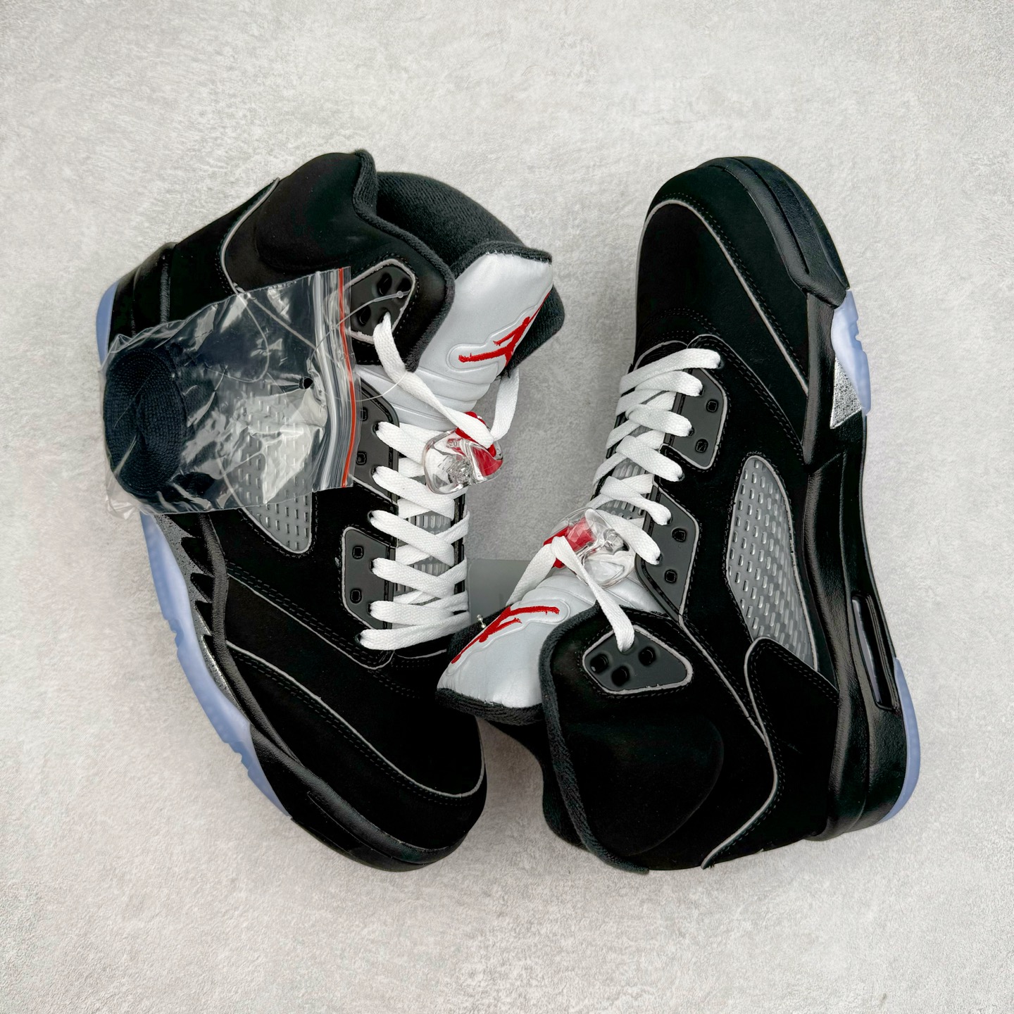 图片[3]-＃NC版 Air Jordan AJ5 “Black Metallic Reimagined” 黑银 HF3975-001 外贸订单 全套原纸板楦头开发 确保原汁原味 完美呈现五代版型 定制优质皮料 完美鞋型匹配公司货 正确TPU鞋舌锁扣 最新原厂底模 大底卡色咬花完美 鞋柜必备鞋款 终端现货供应 尺码：40 40.5 41 42 42.5 43 44 44.5 45 46 47.5-选品中心