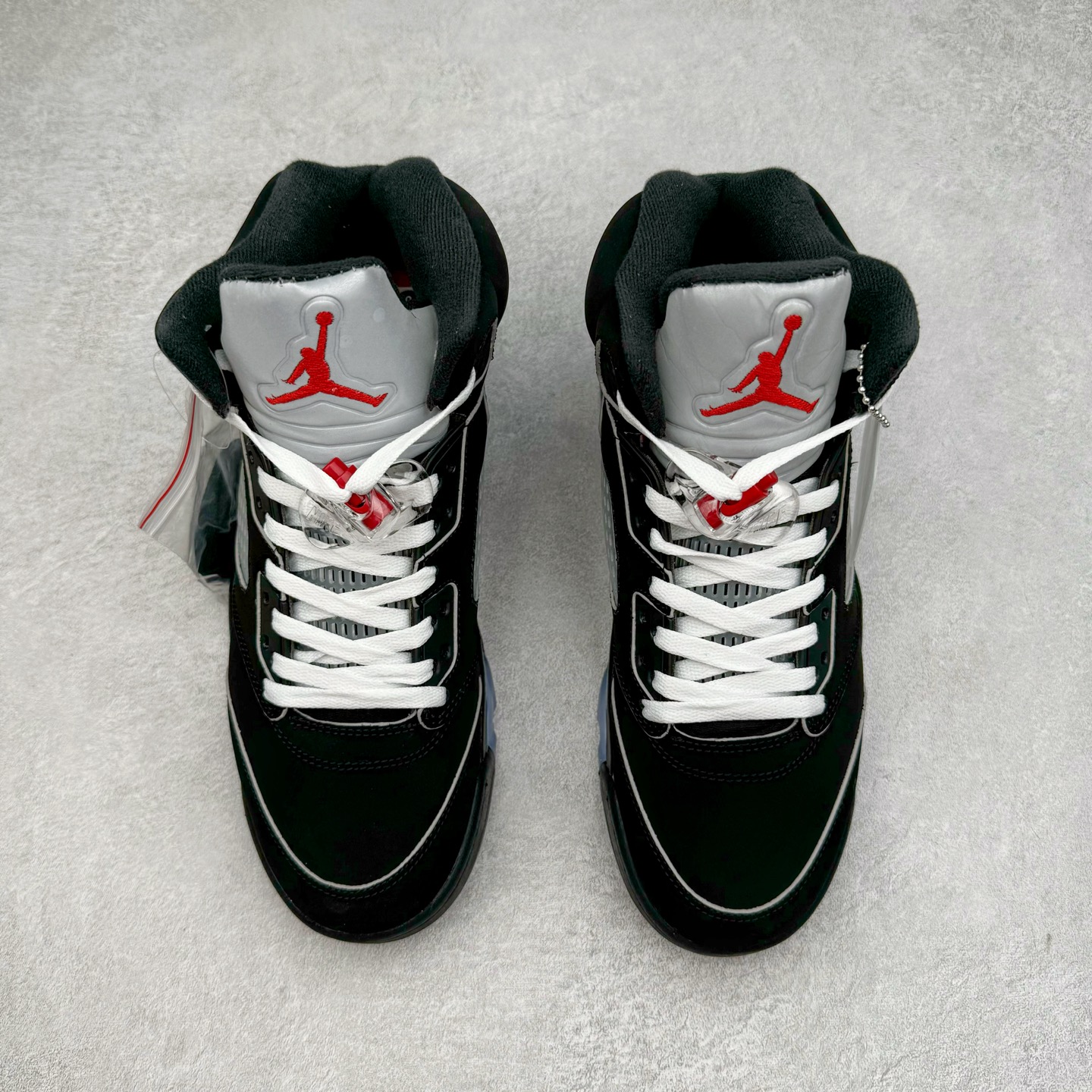 图片[2]-＃NC版 Air Jordan AJ5 “Black Metallic Reimagined” 黑银 HF3975-001 外贸订单 全套原纸板楦头开发 确保原汁原味 完美呈现五代版型 定制优质皮料 完美鞋型匹配公司货 正确TPU鞋舌锁扣 最新原厂底模 大底卡色咬花完美 鞋柜必备鞋款 终端现货供应 尺码：40 40.5 41 42 42.5 43 44 44.5 45 46 47.5-选品中心