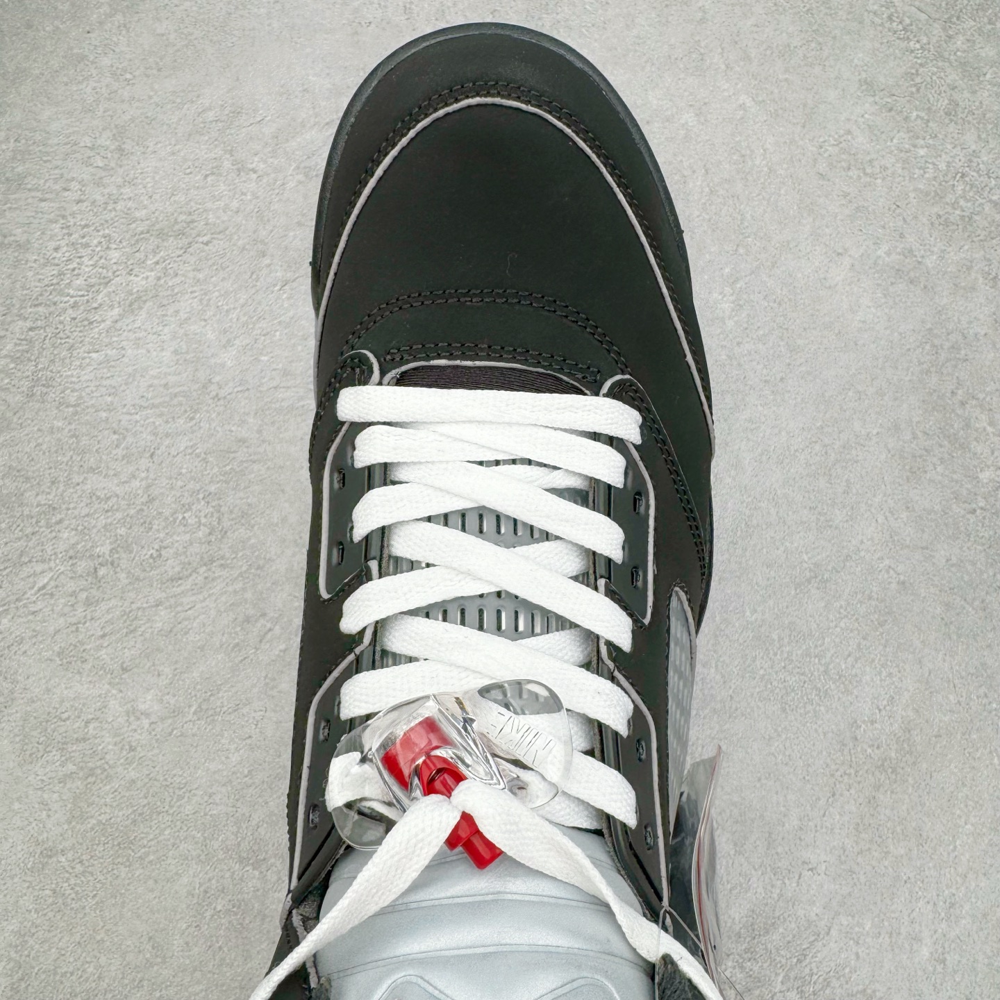 图片[4]-＃NC版 Air Jordan AJ5 “Black Metallic Reimagined” 黑银 HF3975-001 外贸订单 全套原纸板楦头开发 确保原汁原味 完美呈现五代版型 定制优质皮料 完美鞋型匹配公司货 正确TPU鞋舌锁扣 最新原厂底模 大底卡色咬花完美 鞋柜必备鞋款 终端现货供应 尺码：40 40.5 41 42 42.5 43 44 44.5 45 46 47.5-选品中心