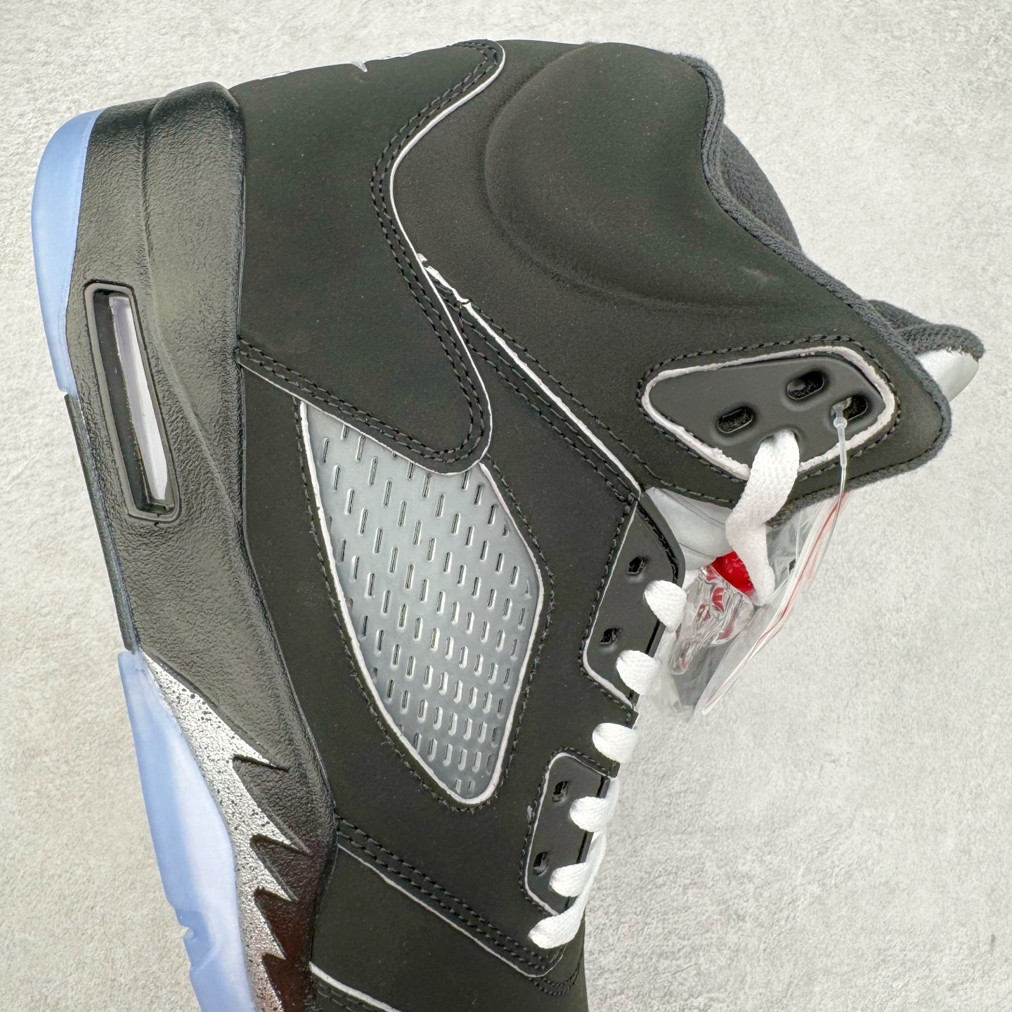 图片[6]-＃NC版 Air Jordan AJ5 “Black Metallic Reimagined” 黑银 HF3975-001 外贸订单 全套原纸板楦头开发 确保原汁原味 完美呈现五代版型 定制优质皮料 完美鞋型匹配公司货 正确TPU鞋舌锁扣 最新原厂底模 大底卡色咬花完美 鞋柜必备鞋款 终端现货供应 尺码：40 40.5 41 42 42.5 43 44 44.5 45 46 47.5-选品中心