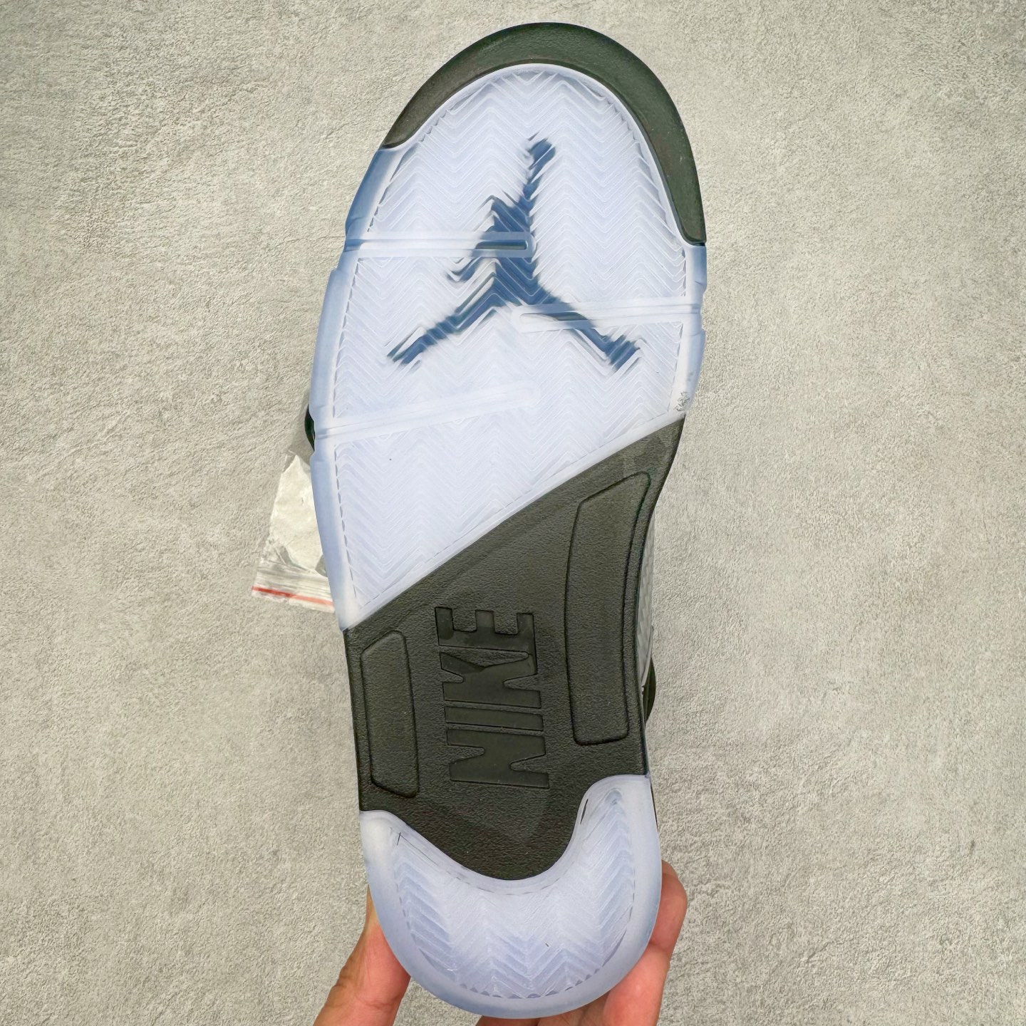 图片[9]-＃NC版 Air Jordan AJ5 “Black Metallic Reimagined” 黑银 HF3975-001 外贸订单 全套原纸板楦头开发 确保原汁原味 完美呈现五代版型 定制优质皮料 完美鞋型匹配公司货 正确TPU鞋舌锁扣 最新原厂底模 大底卡色咬花完美 鞋柜必备鞋款 终端现货供应 尺码：40 40.5 41 42 42.5 43 44 44.5 45 46 47.5-选品中心